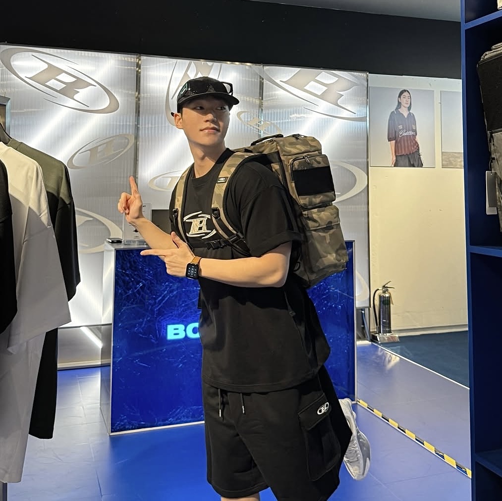 BORN TO WIN Symbol Logo Cargo Bermuda Pants Black 착용 스타일