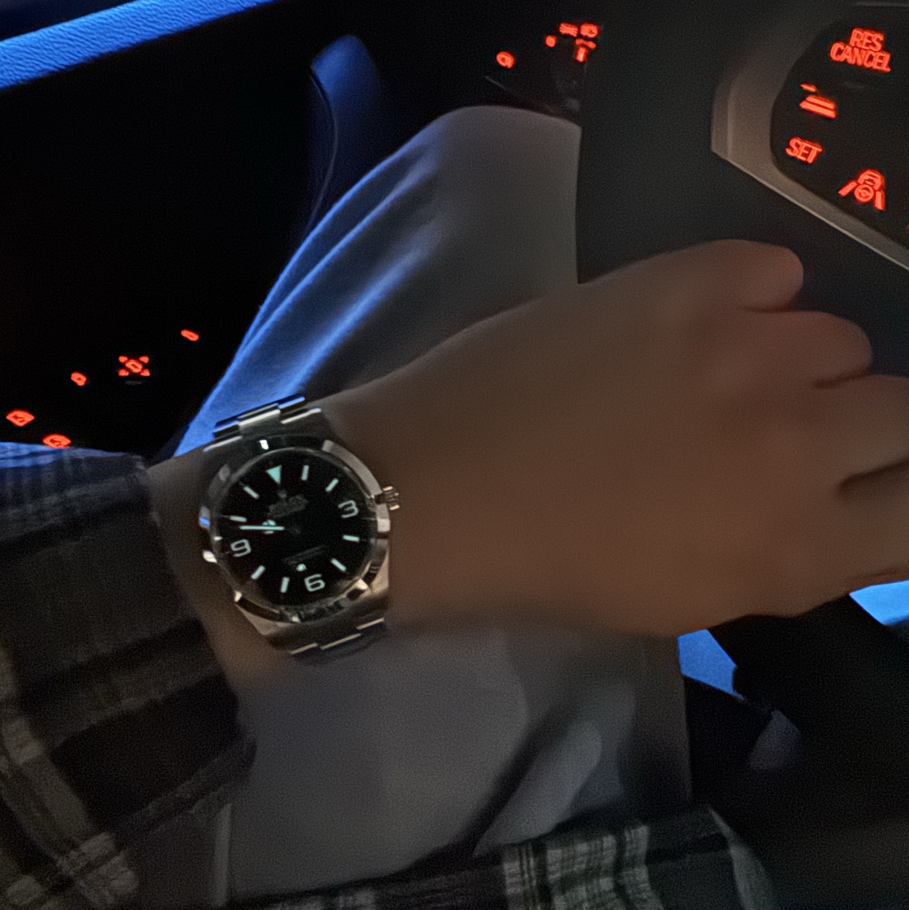 Rolex Explorer 40mm 224270 Black Oyster 착용 스타일