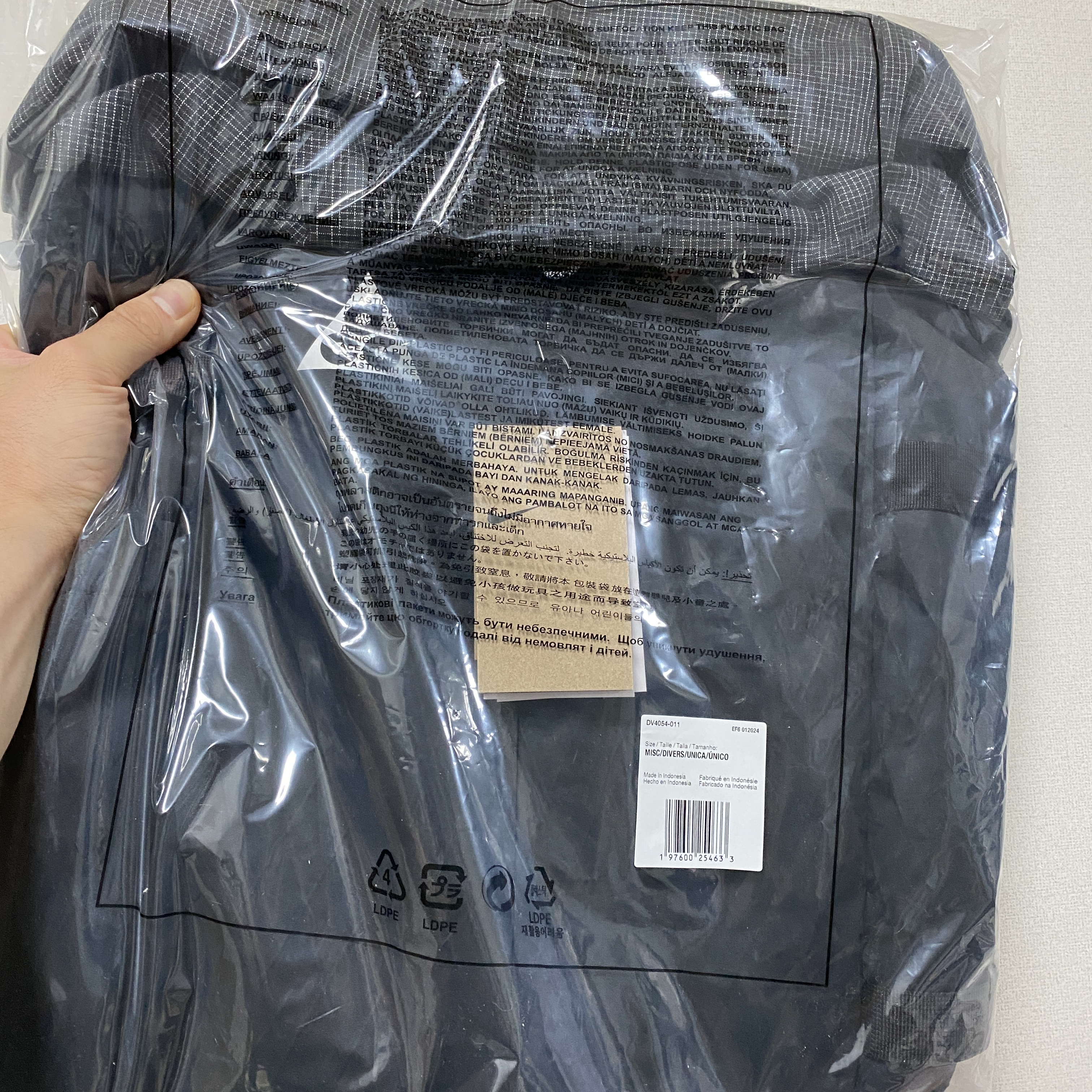 Nike ACG Aisen Daypack 32L Black Metallic Silver 착용 스타일