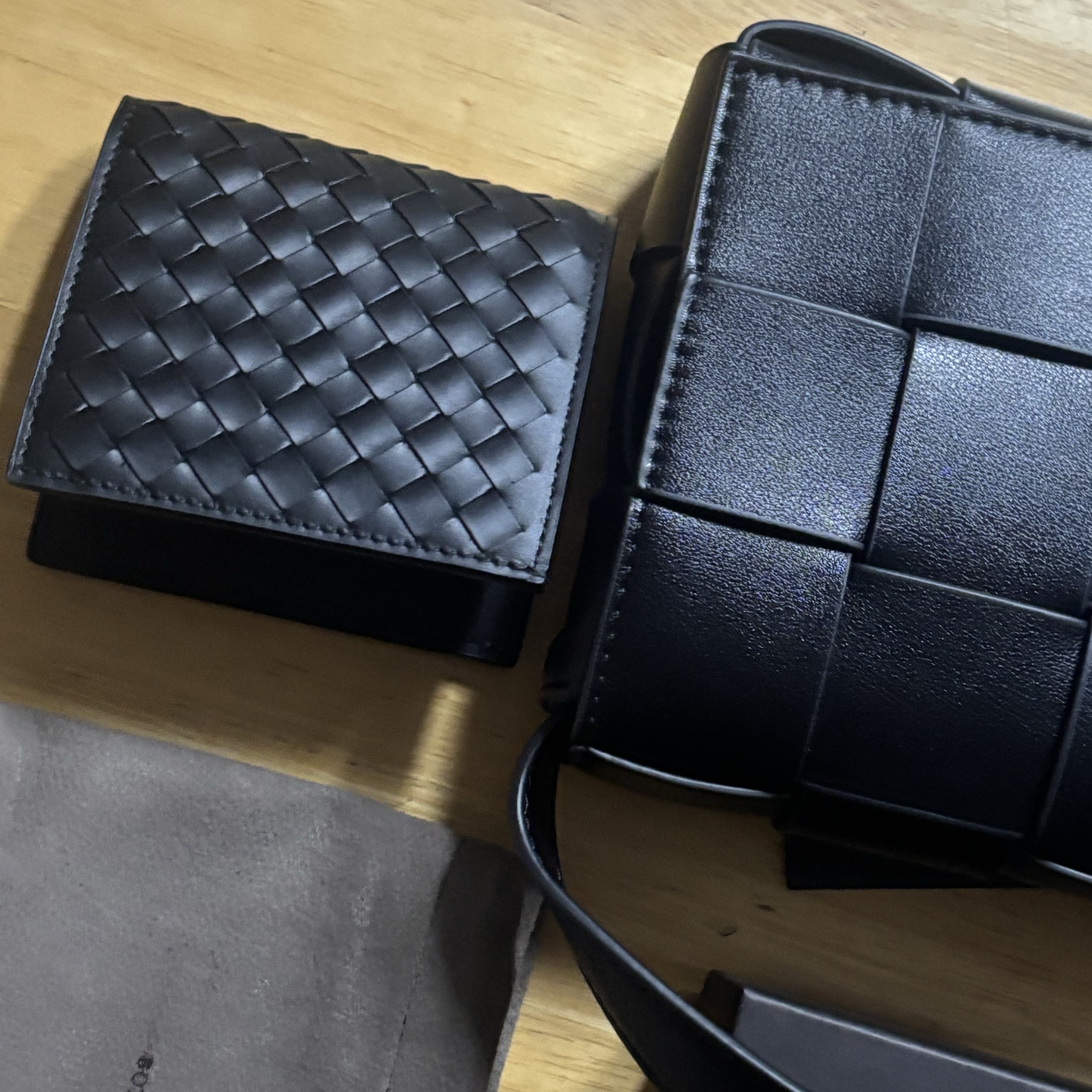 Bottega Veneta Bi-Fold Wallet Black 착용 스타일 - 1
