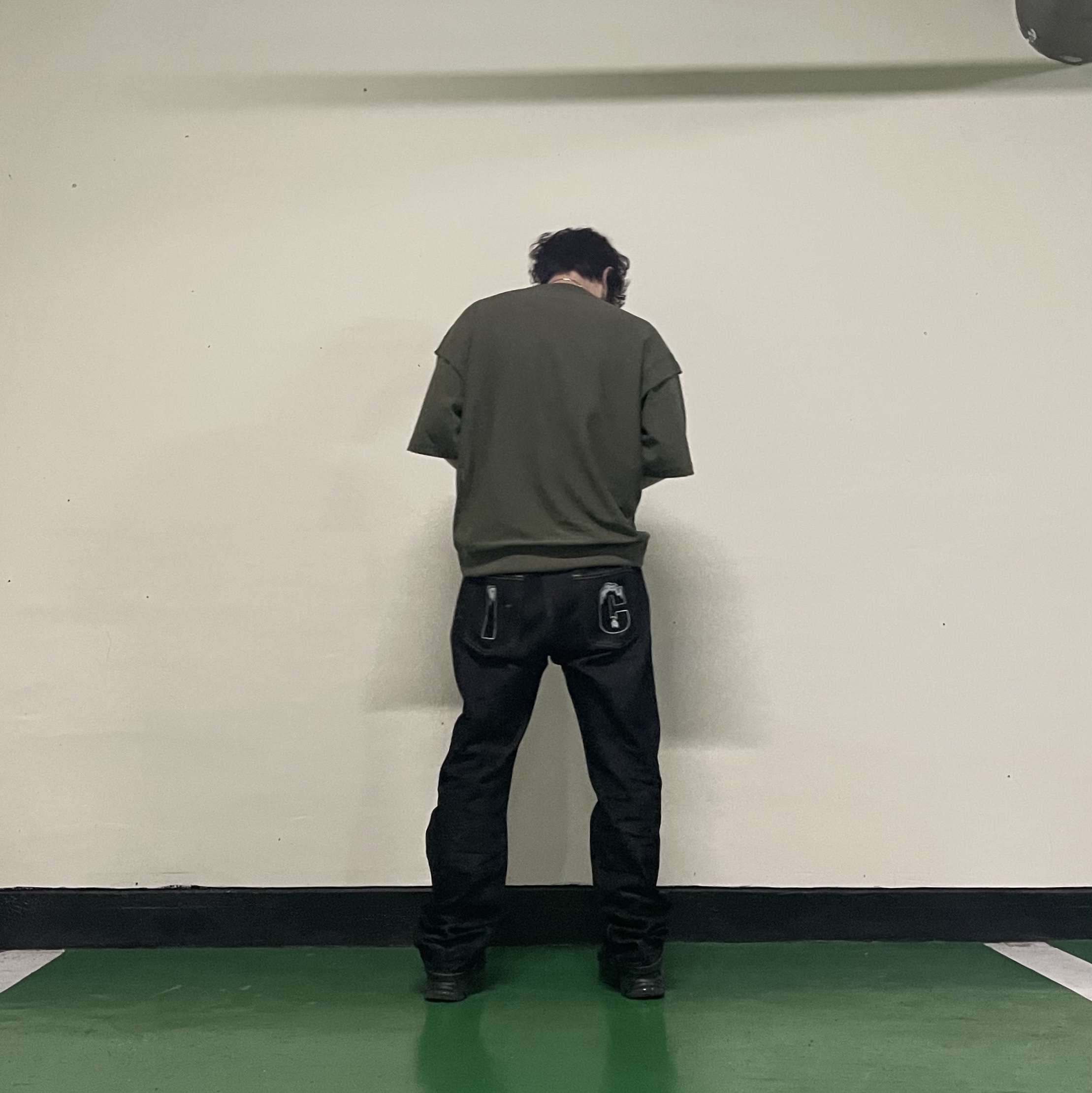 GU x Undercover Half Sleeve Sweatshirt Olive, Adidas x Song for the Mute Shadowturf Core Black Night Grey 착용 스타일 - 4