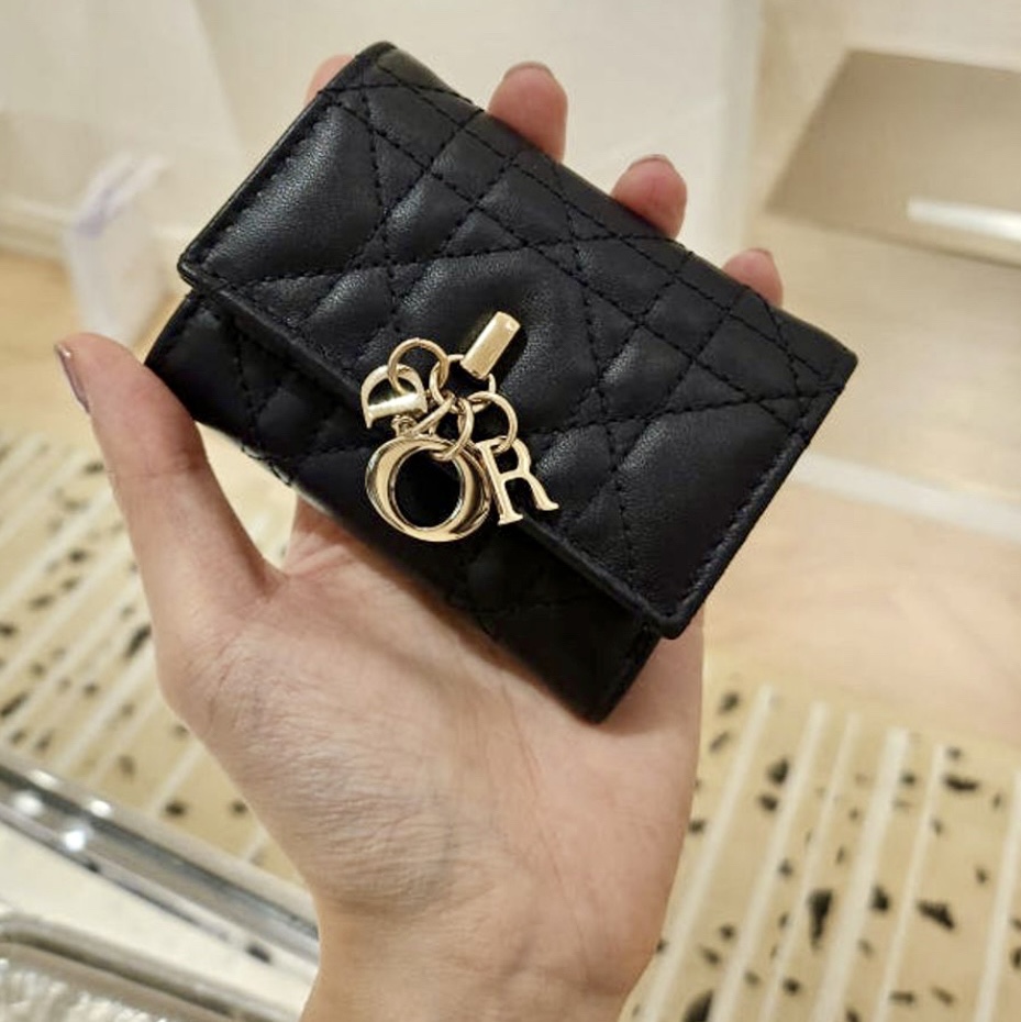 Dior My Dior Trifold Wallet Cannage Lambskin Black 착용 스타일