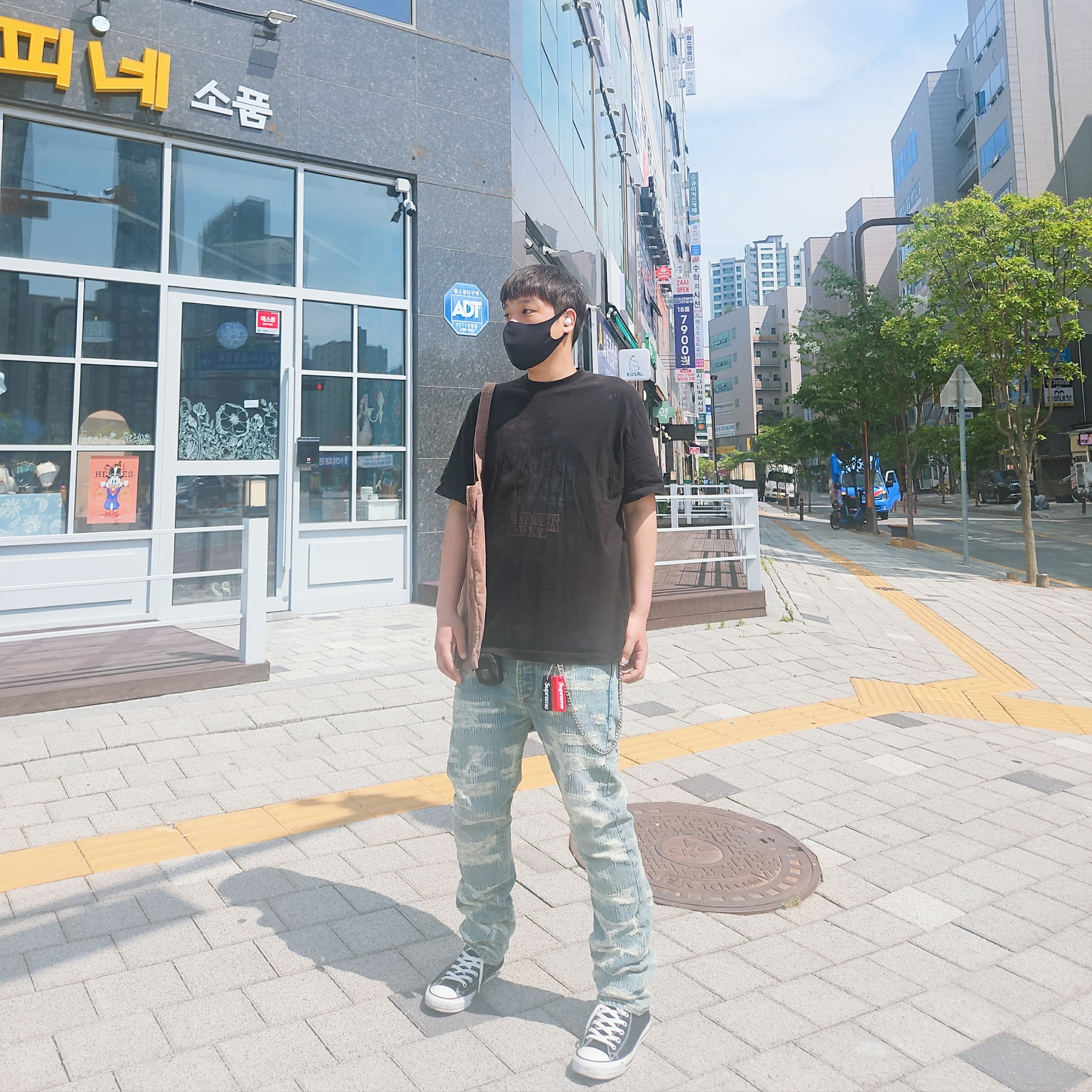 Undermycar x Konic Section Vol.2 Hard Destroyed Washed Jeans - 23SS, Converse Chuck Taylor All Star Hi Black 착용 스타일 - 2