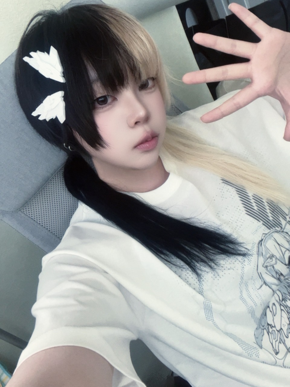 [KREAM 단독] Miuki Kiel_00 Wing Hair Clip White 2ea/set, [KREAM 단독] Miuki Kiel Back Wing T-shirt White (Overfit) 착용 스타일
