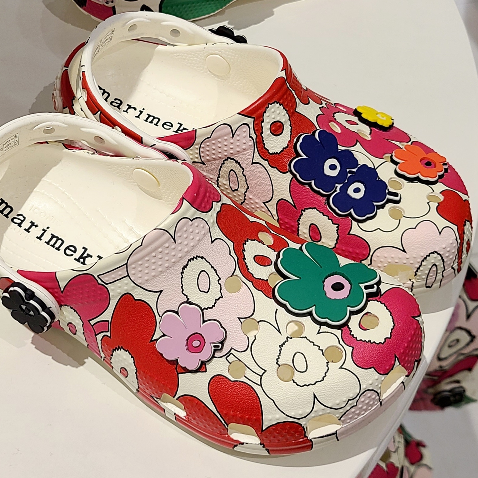 Crocs x Marimekko Classic Clog Multi 착용 스타일 - 2