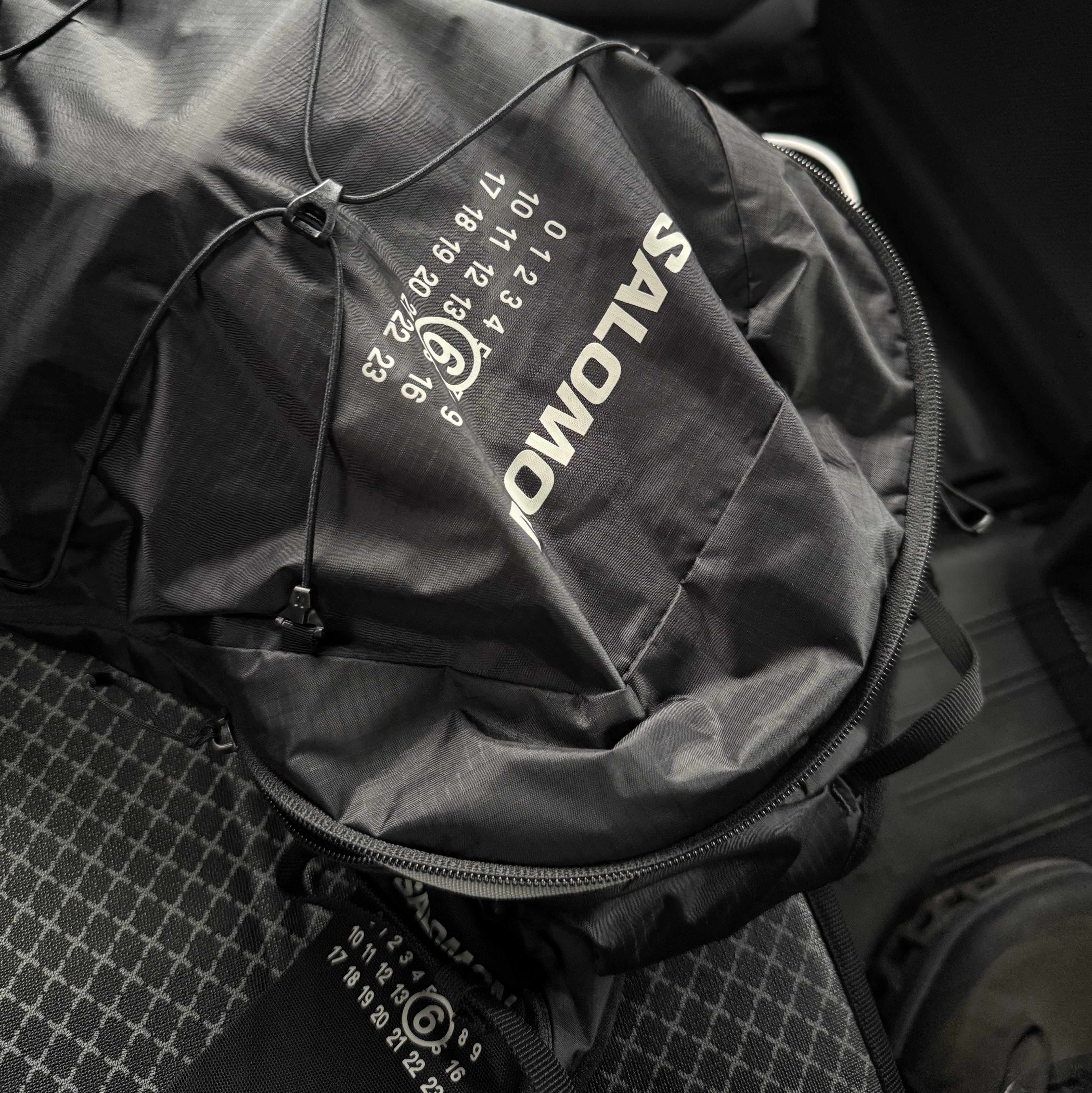 Roa Packable Wind Jacket Black, Salomon x MM6 Maison Margiela XT-15 Black 착용 스타일 - 2