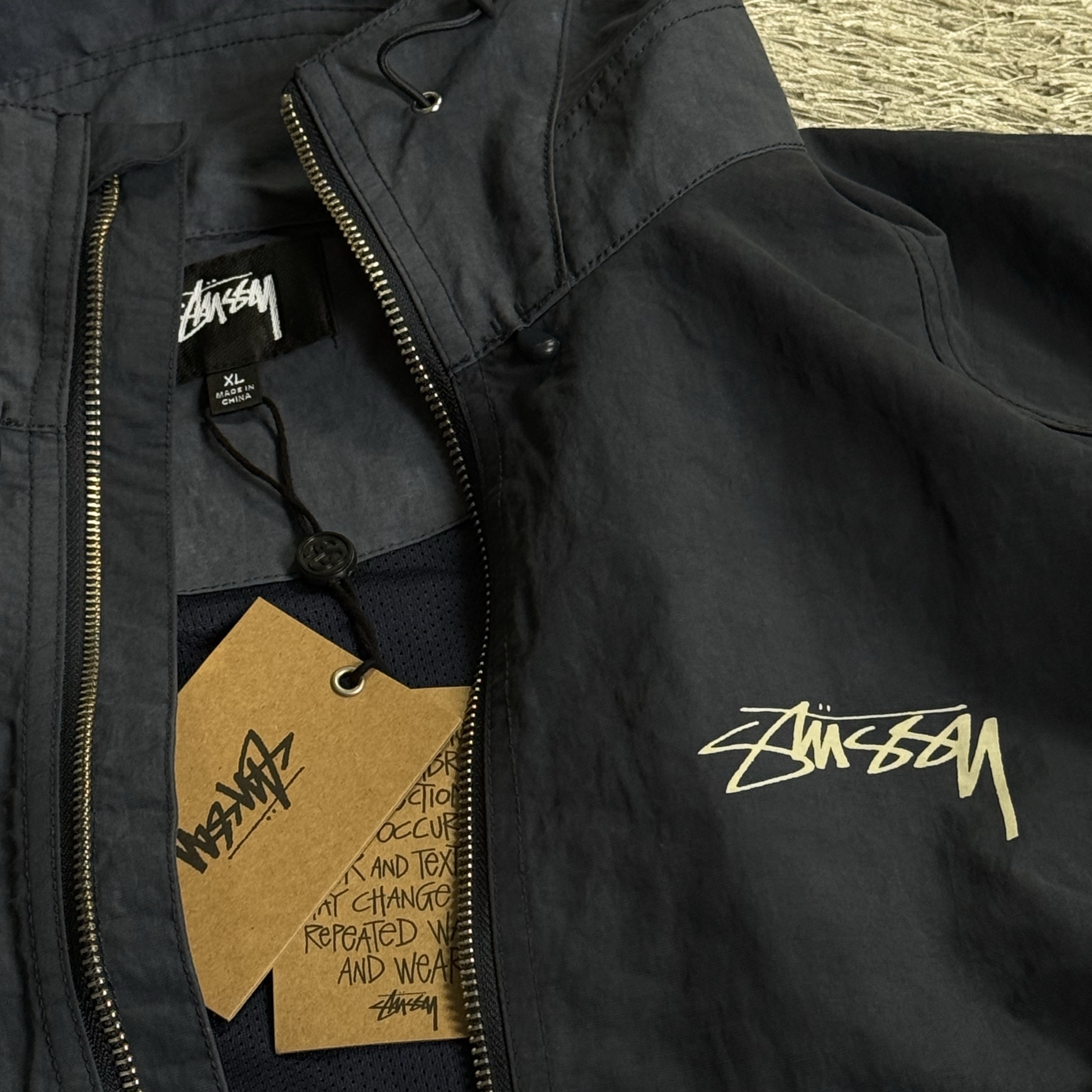 Stussy Wave Dye Beach Shell Jacket Navy 착용 스타일 - 3