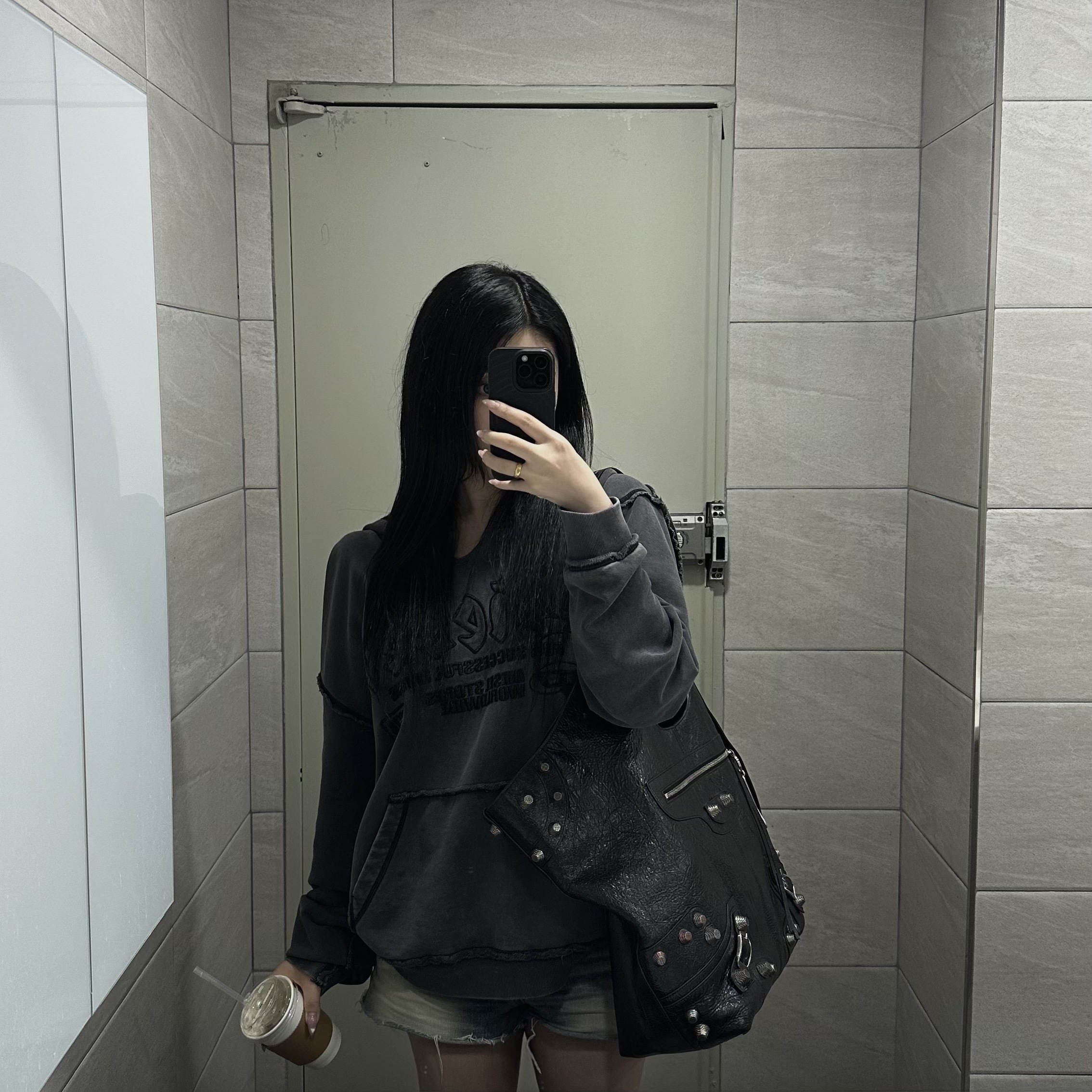 Balenciaga Le Cagole Large Carry All Bag Black 착용 스타일