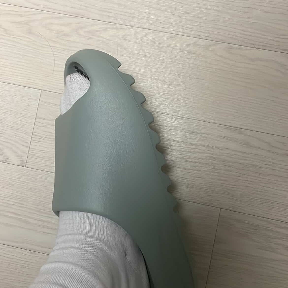 Adidas Yeezy Slide Salt 착용 스타일
