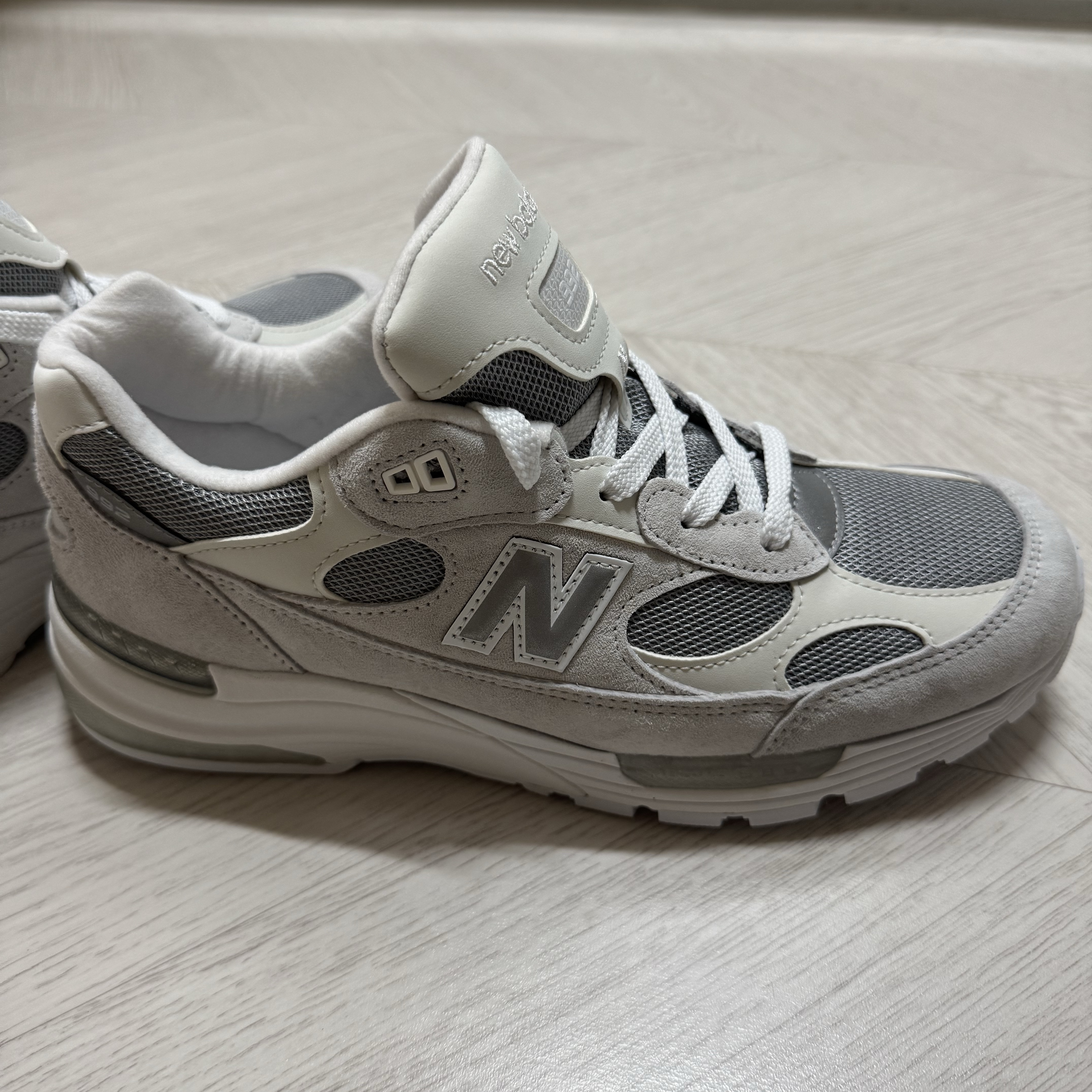New Balance 992 Made in USA Core White Reflection 착용 스타일 - 3