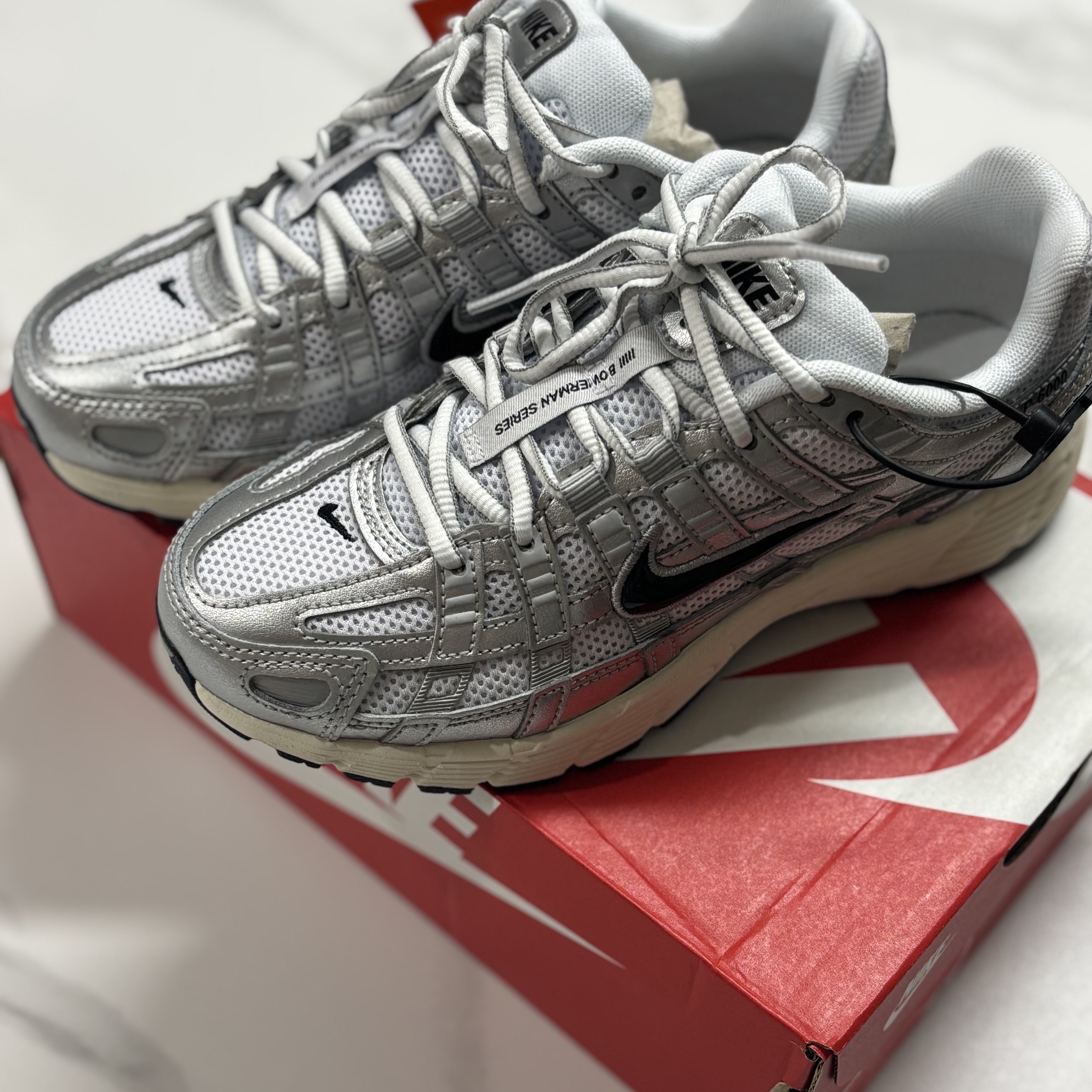 Nike P-6000 White Metallic Silver 착용 스타일