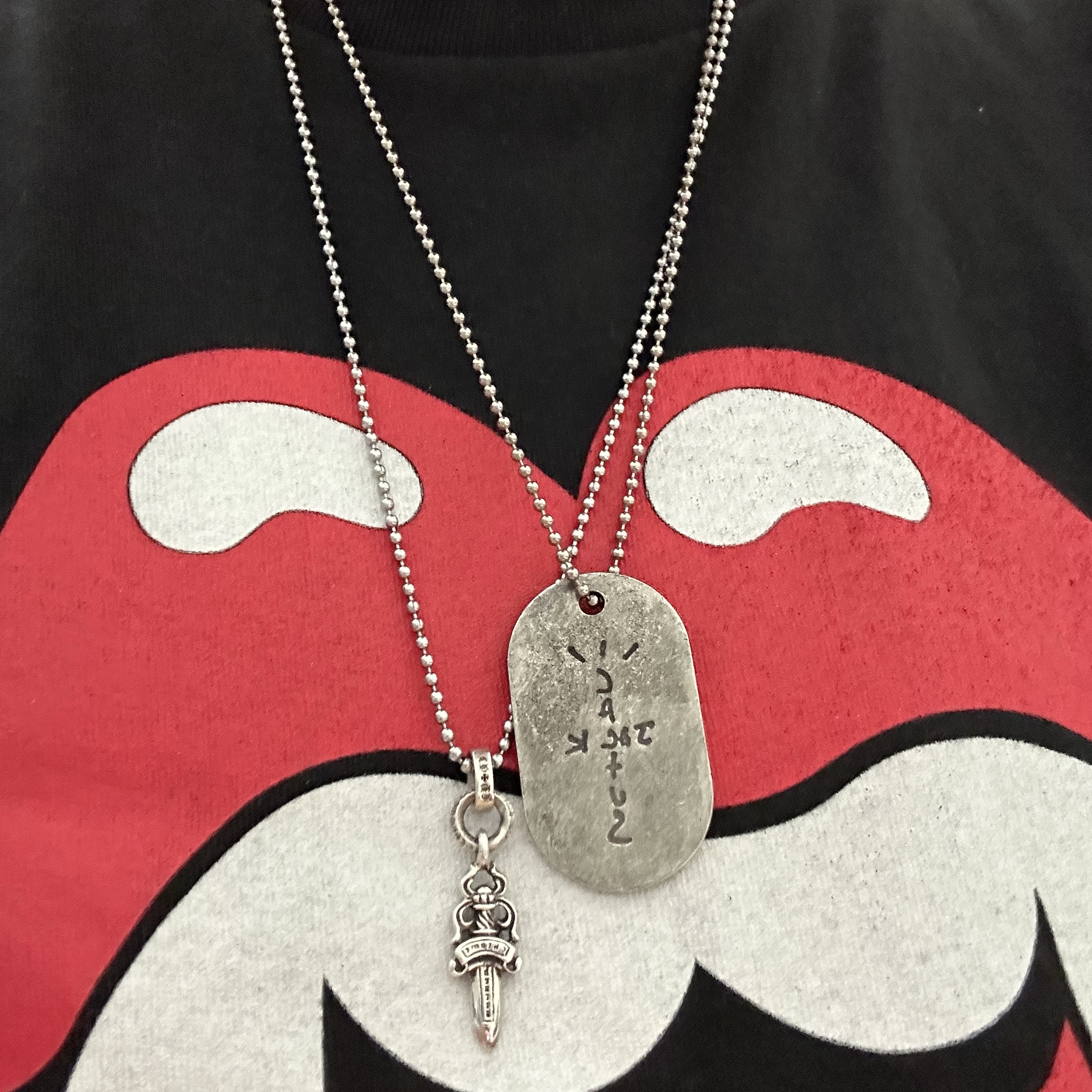 Travis Scott Cactus Jack x WWE Dog Tag Silver, Travis Scott x Saint Mxxxxxx Utopia T-Shirt 3A White 착용 스타일 - 6