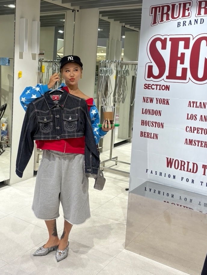 Supreme Crochet Football Jersey Orange - 23SS, Balenciaga Mono Cat 2.0 Sunglasses Black 착용 스타일 - 7