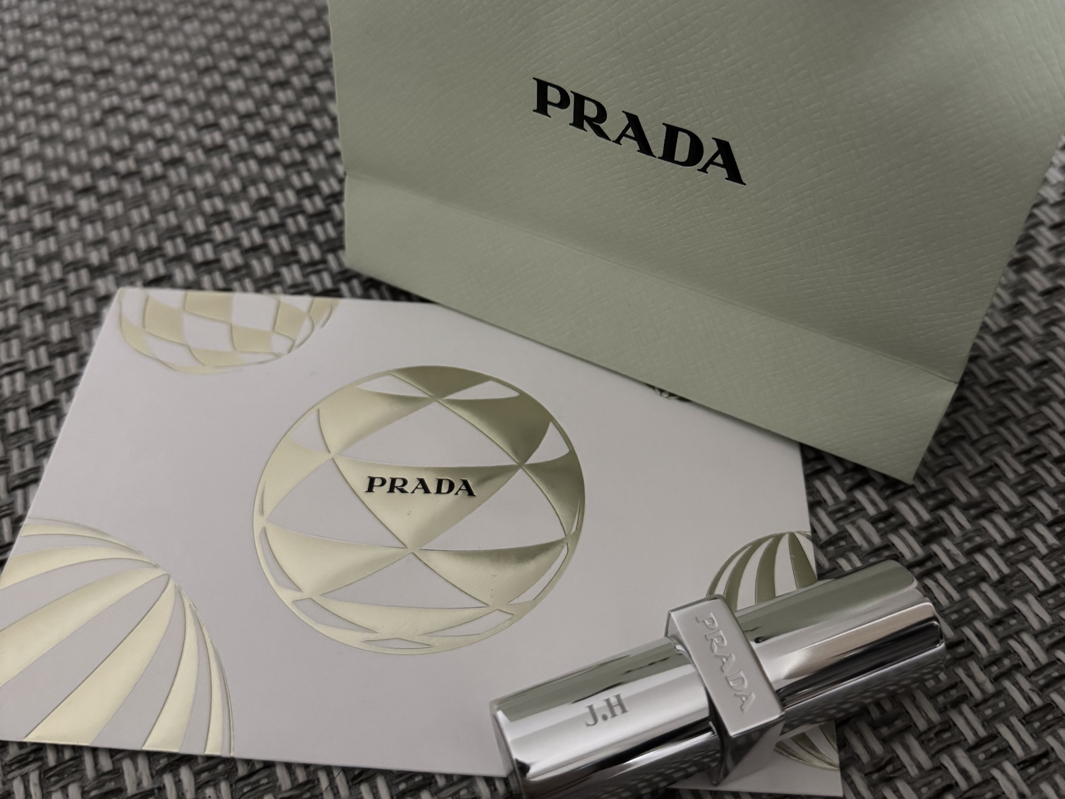 Prada Blushing Care Lip Balm U001 Astral Pink 착용 스타일 - 2