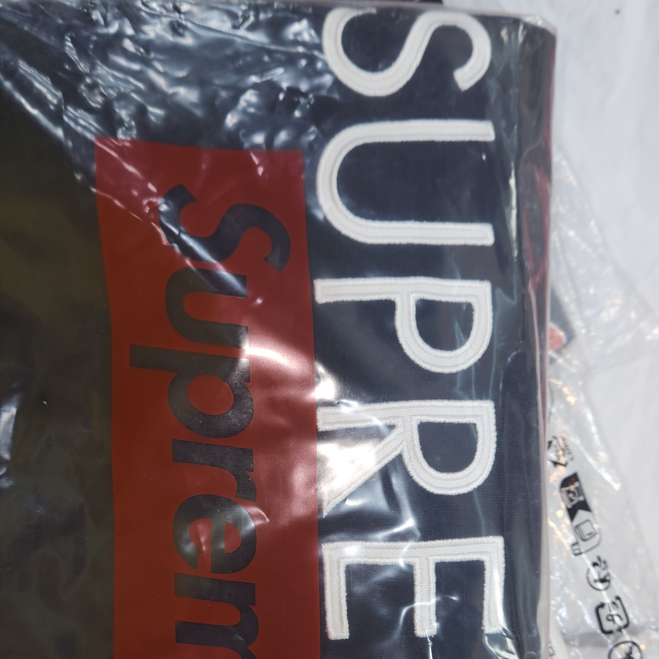 Supreme Capital S/S Top Black - 25SS 착용 스타일