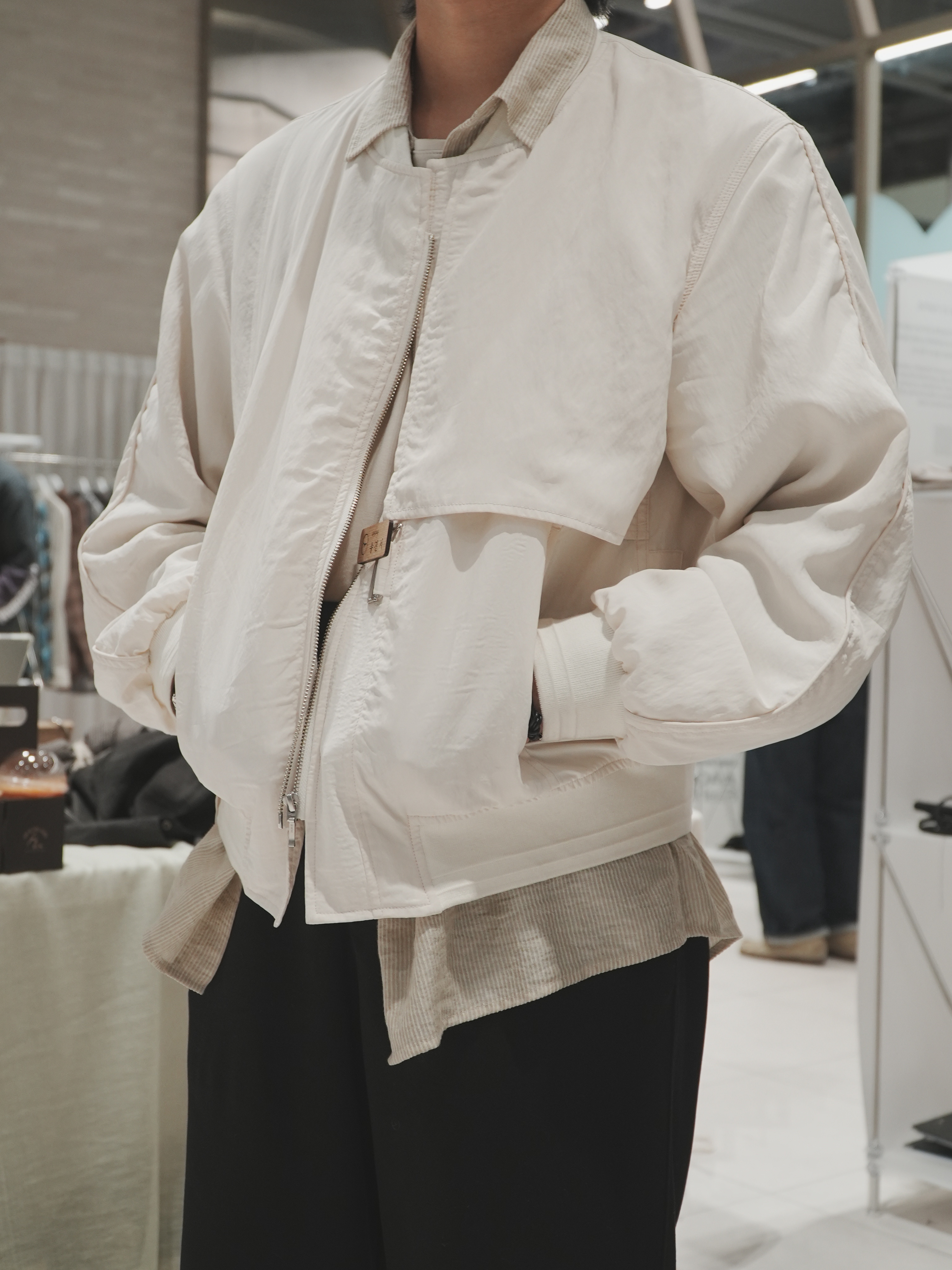NA A NANA Wavy Strap Blouson Cream, NA A NANA Stripe Silky Shirt Beige 착용 스타일 - 2