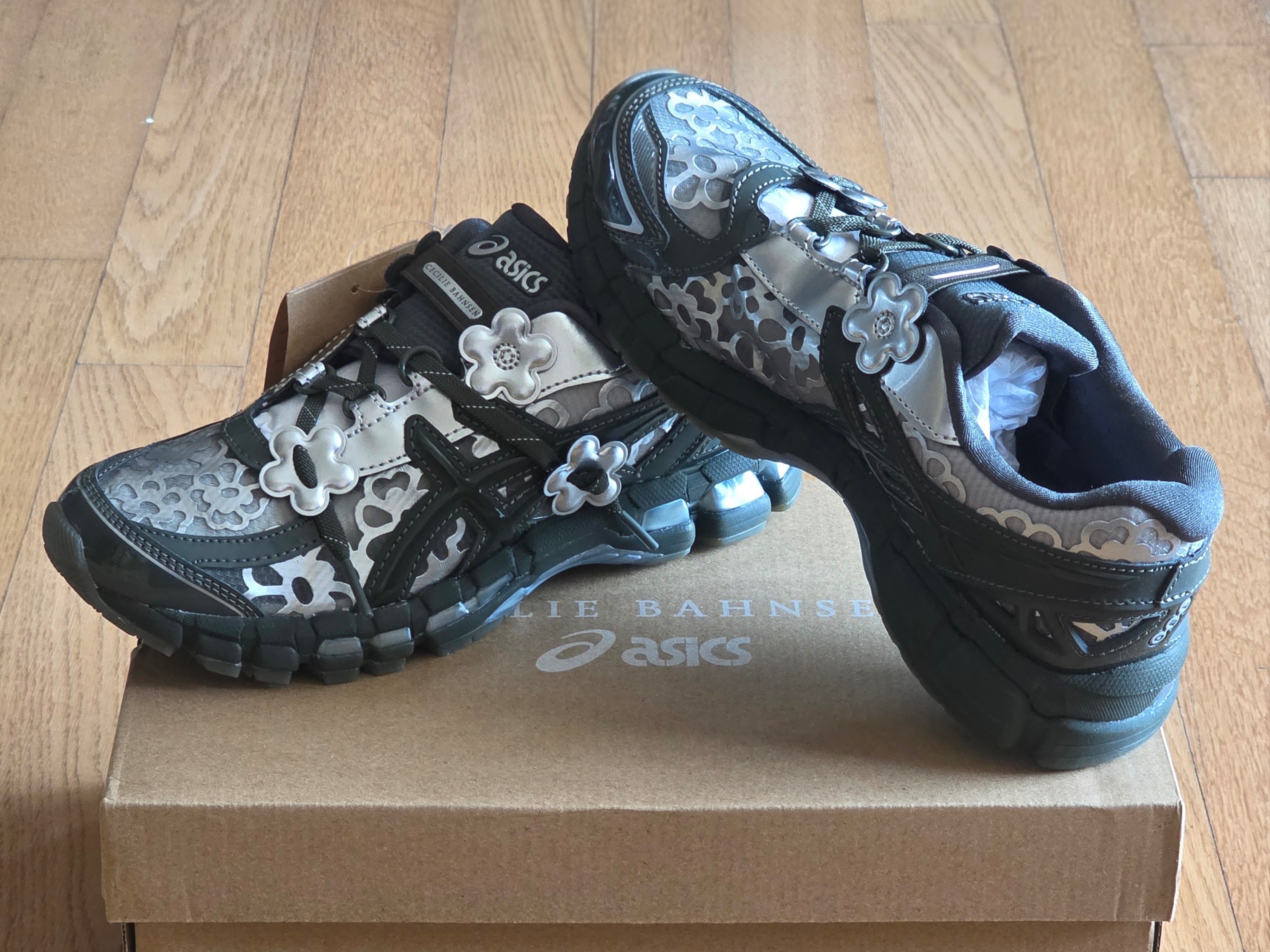 Asics x Cecilie Bahnsen Gel-Kayano 20 Olive 착용 스타일 - 1