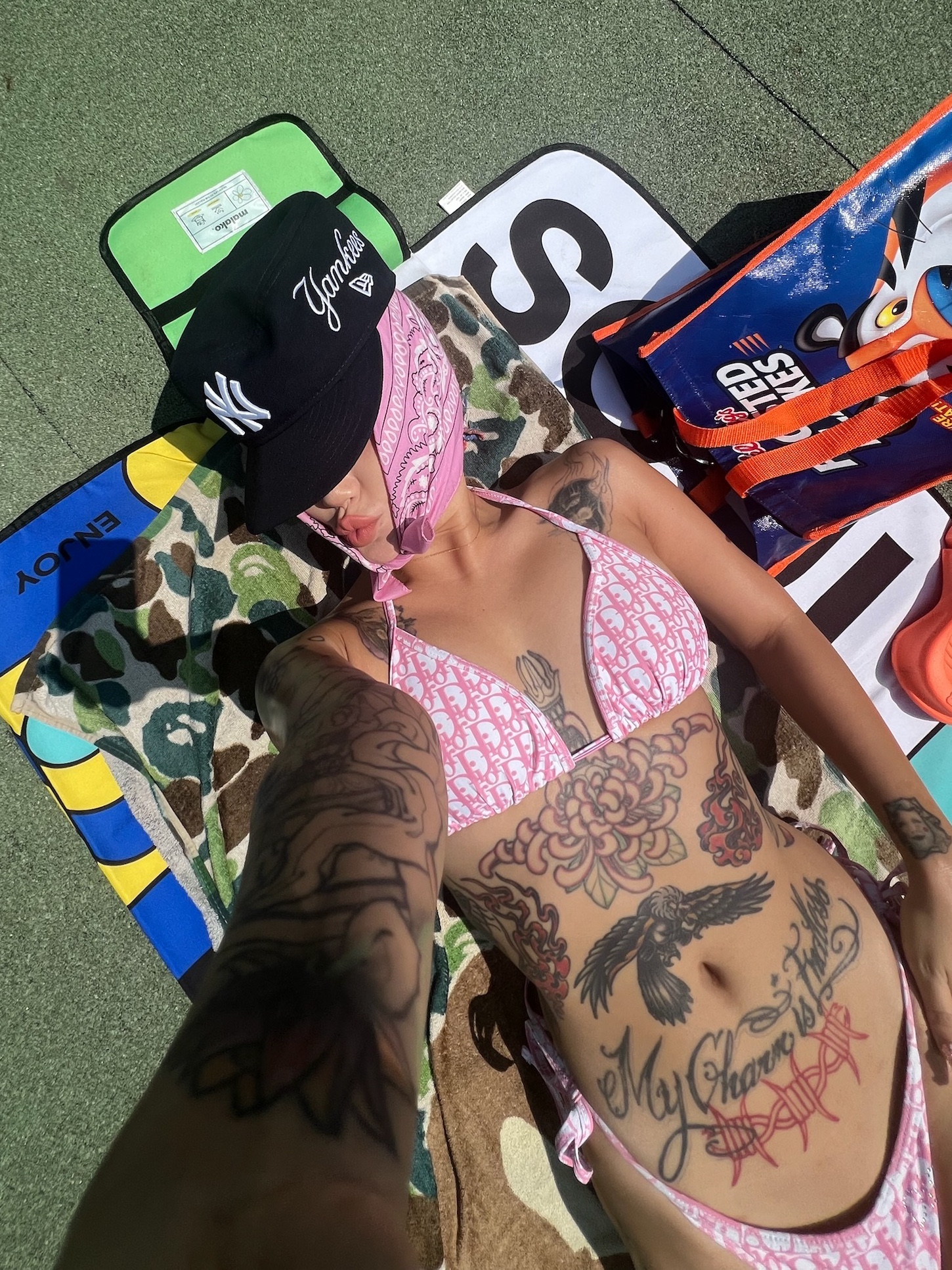 Supreme Crochet Football Jersey Orange - 23SS, Balenciaga Mono Cat 2.0 Sunglasses Black 착용 스타일 - 8