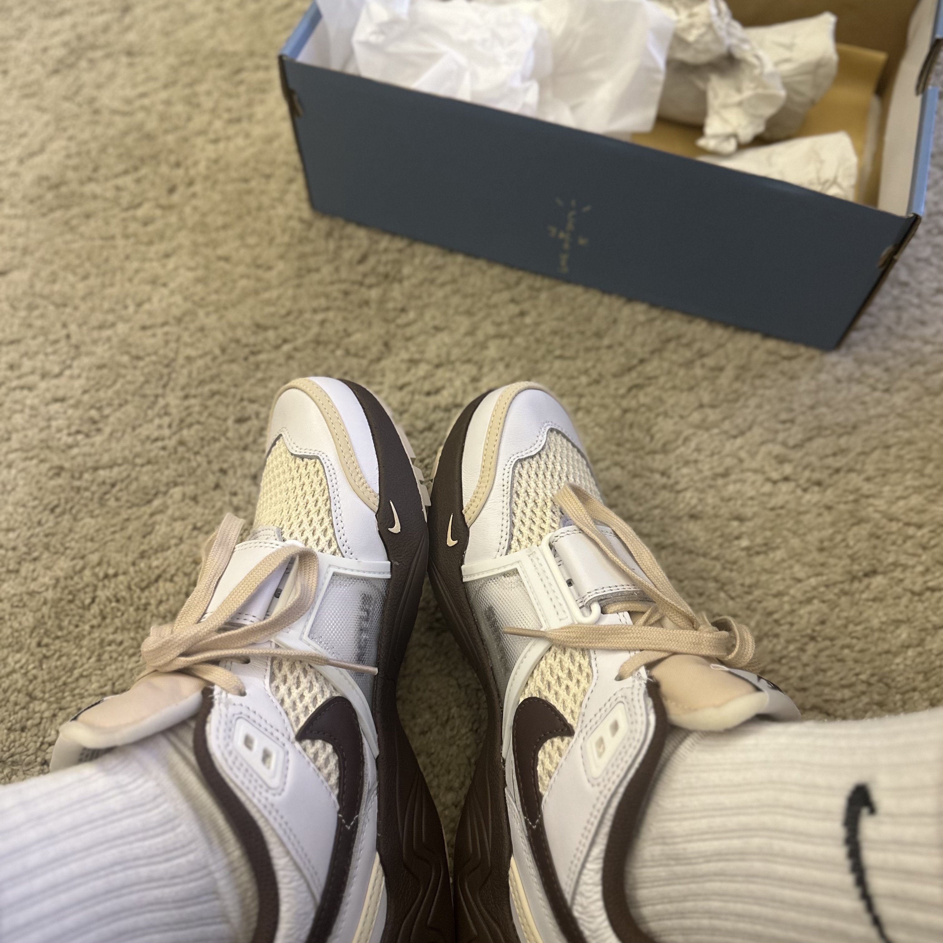Nike x Travis Scott Zoom Field Jaxx White and Light Chocolate 착용 스타일 - 1