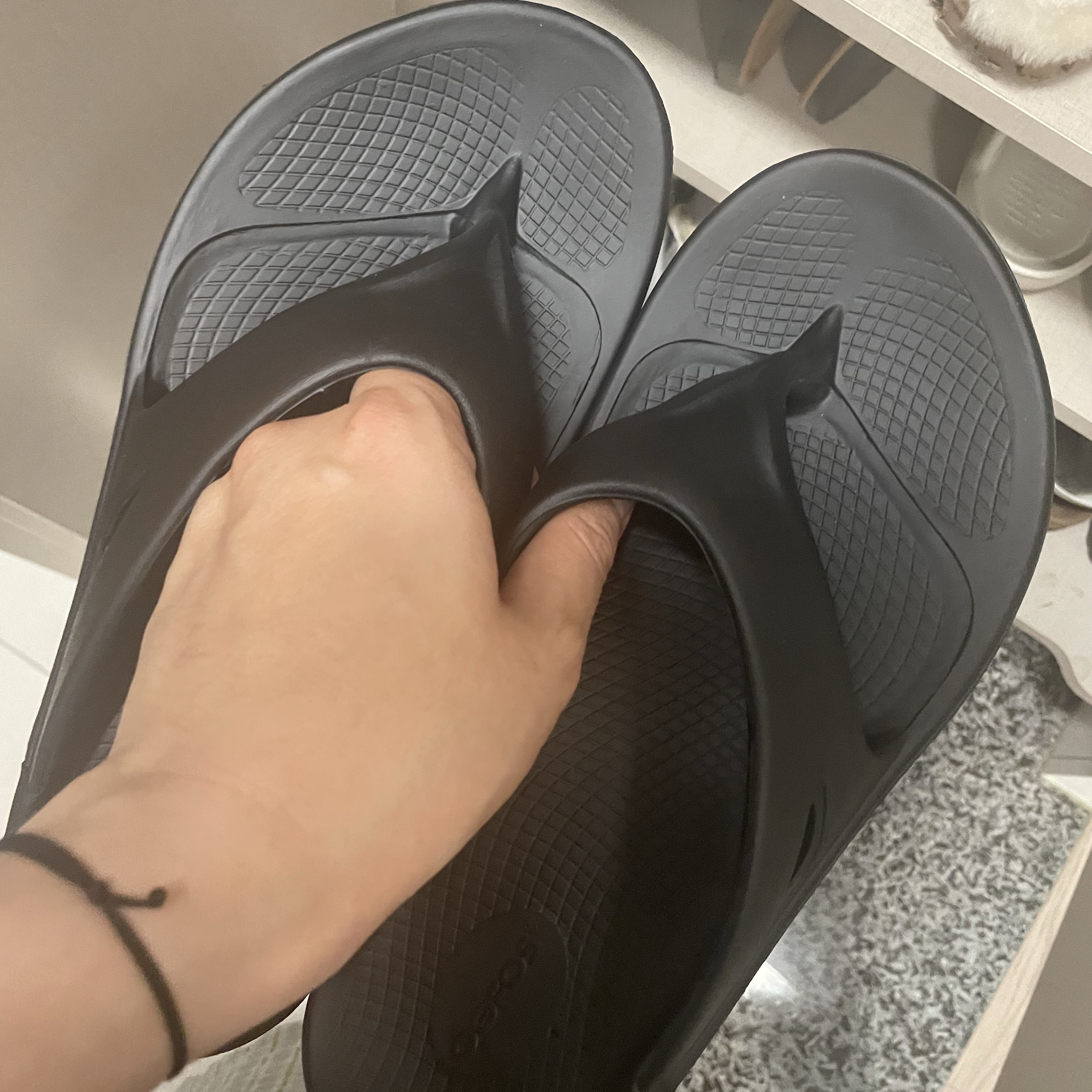 Oofos OOriginal Black 착용 스타일