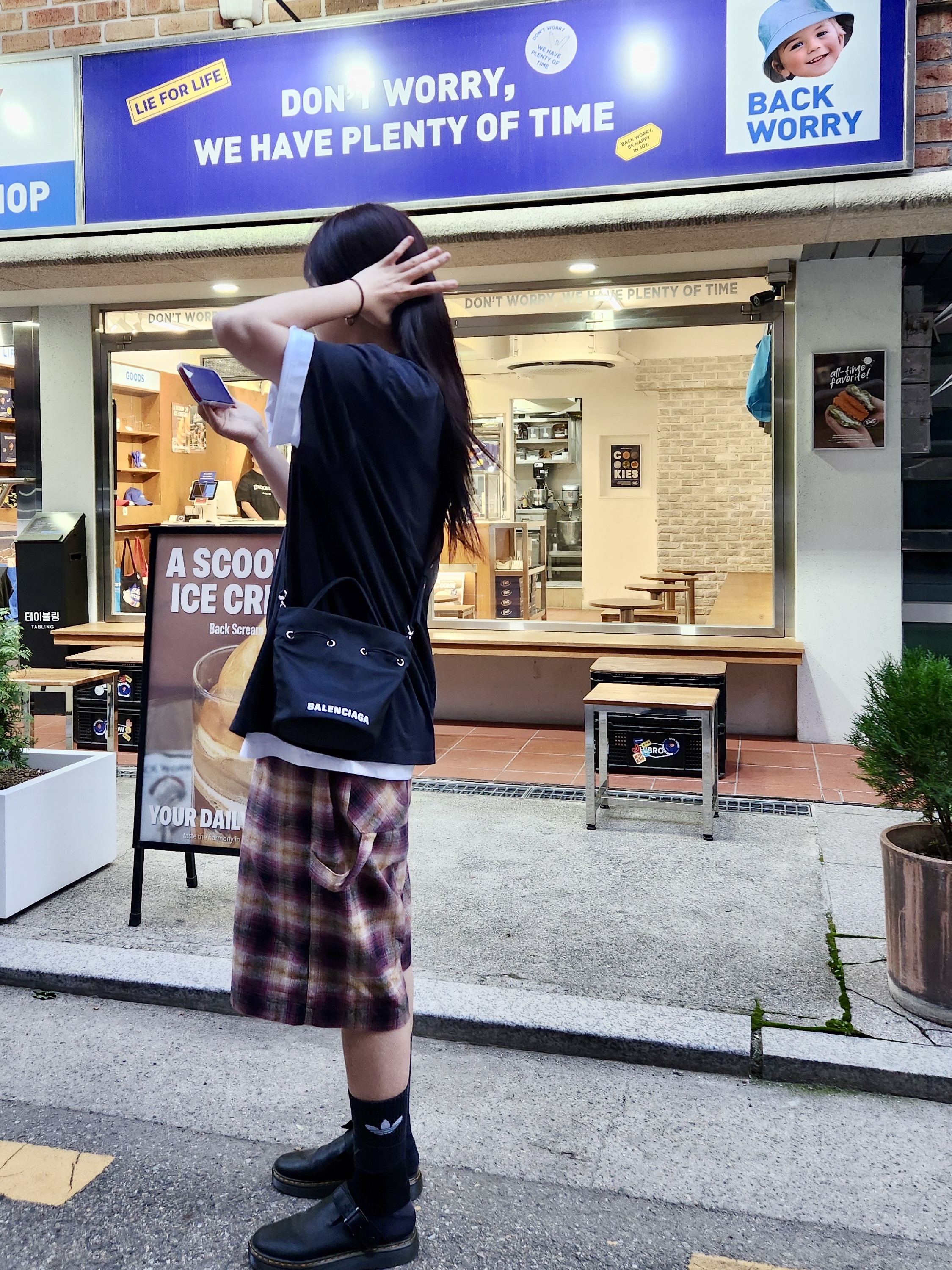 Balenciaga Wheel XS Drawstring Bucket Bag Black White, Maison Margiela Distorted Logo T-Shirt Black 착용 스타일 - 2