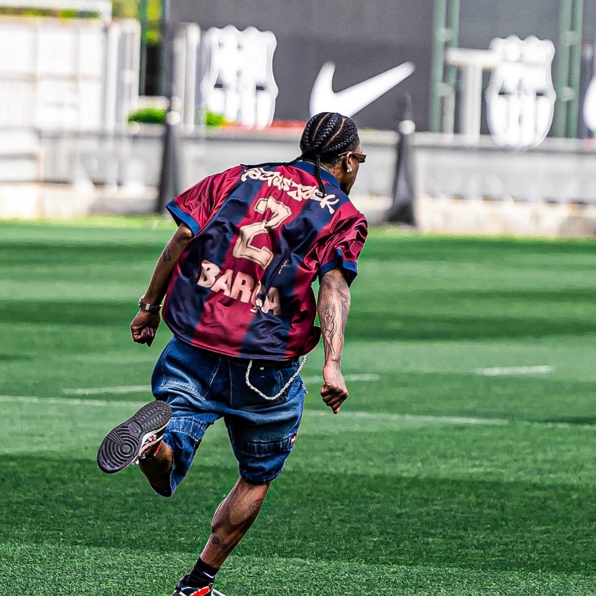 Nike FC Barcelona x Travis Scott Retro 2000/01 Home Skeleton Jersey Multicolor (Non Marking Ver.) 착용 스타일
