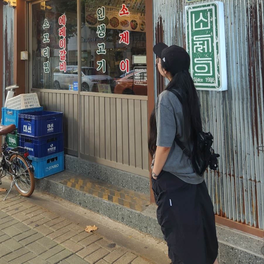 Emis Mini Wappen Pocket Backpack Black 착용 스타일