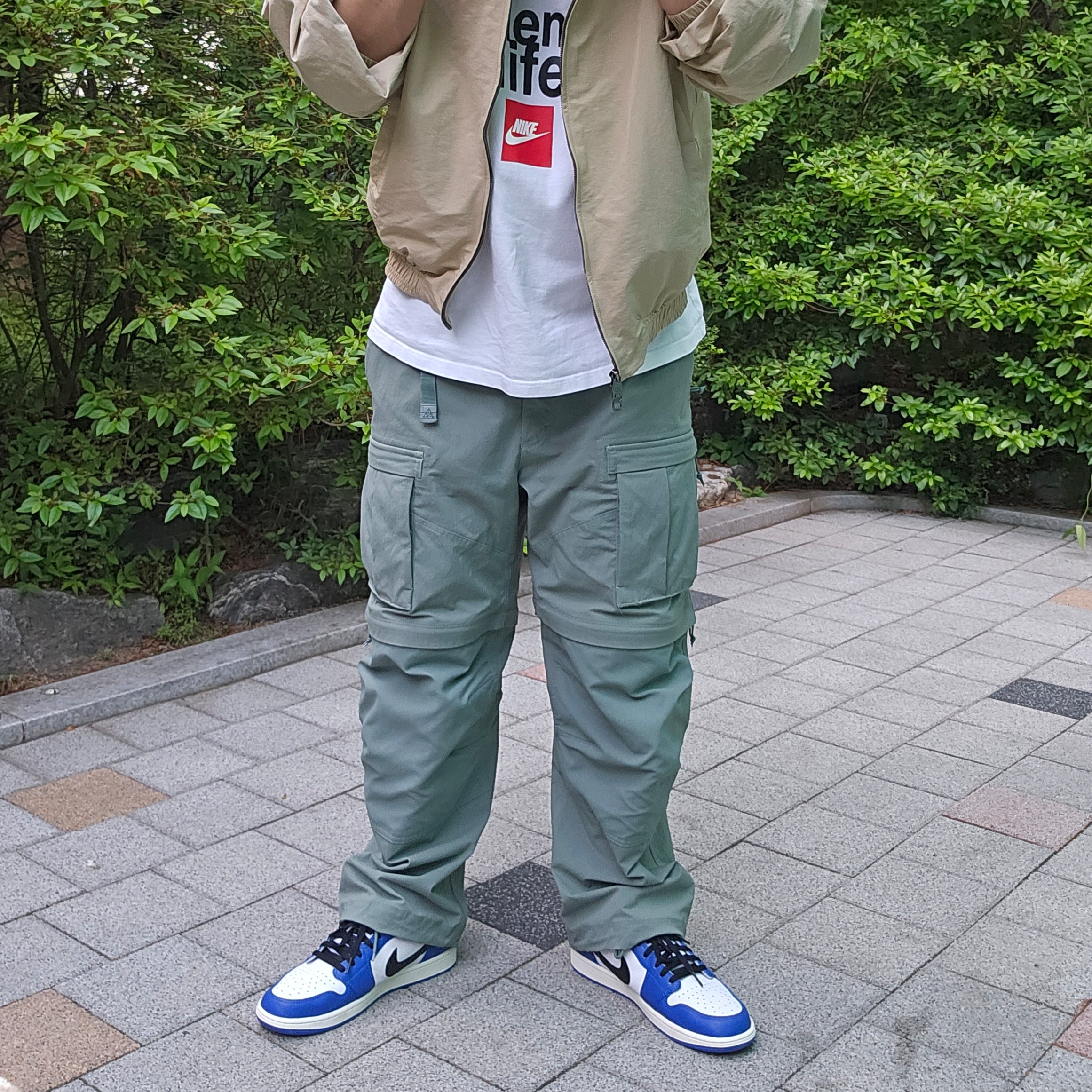 Nike NSW T-Shirt White - Asia, Nike ACG Smith Summit Cargo Pants Clay Green - Asia 착용 스타일 - 2