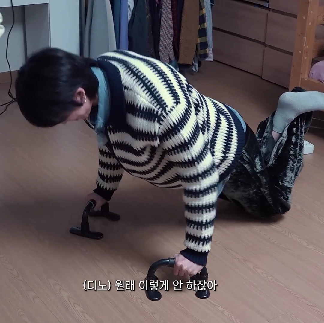 STU Stripe Collar Zip UP Sweater Navy 착용 스타일 - 2