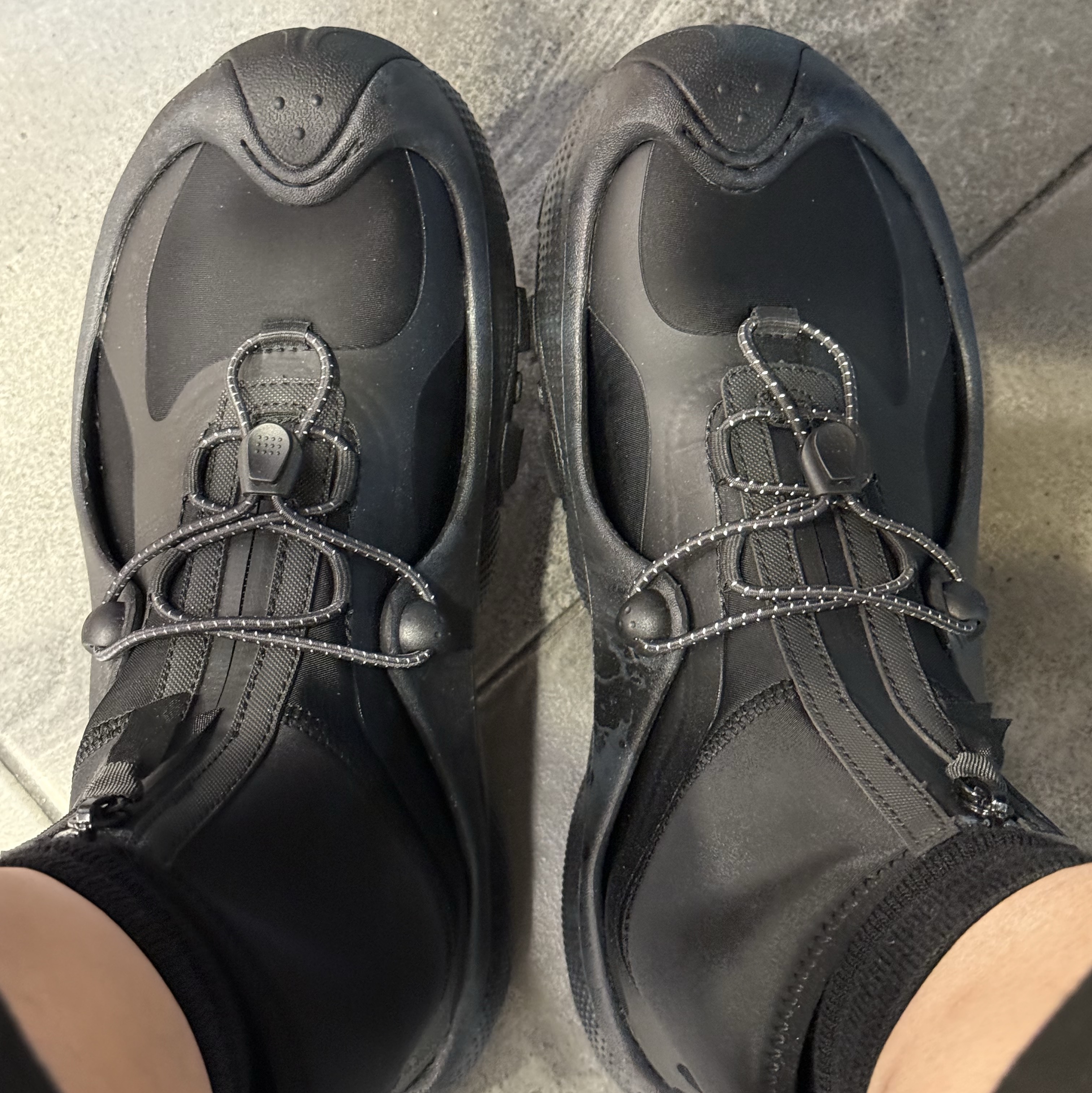Crocs x And Wander x END. Trail Break Black 착용 스타일 - 1
