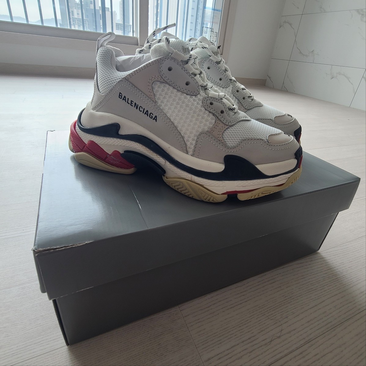 Balenciaga Triple S White Black Red 2019 착용 스타일