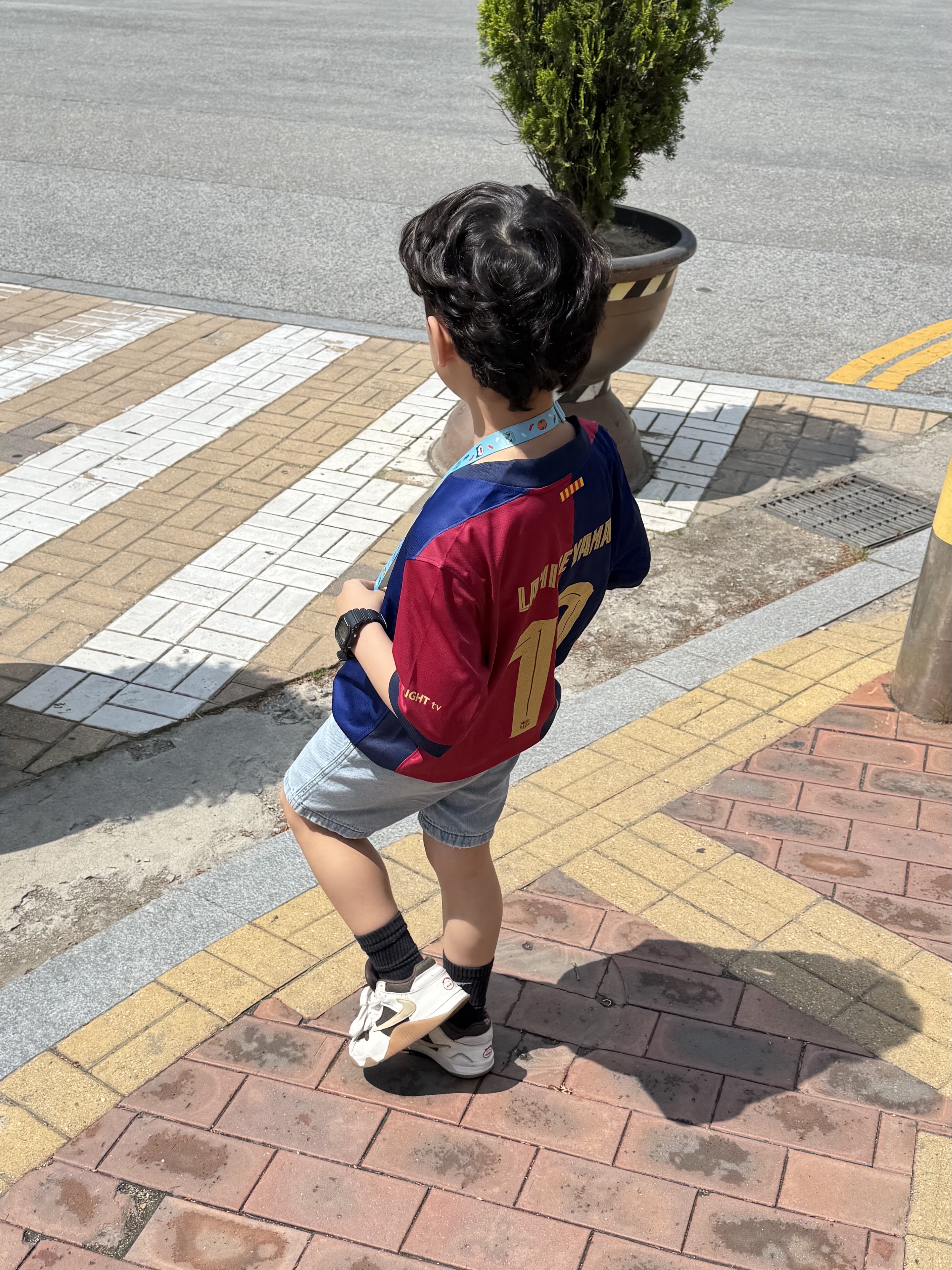 Nike FC Barcelona 2024/25 Dri-Fit Stadium Home Jersey Deep Royal Blue Noble Red (Non Marking Ver.), (PS) Jordan x Travis Scott Jumpman Jack TR Sail and Dark Mocha 착용 스타일 - 3