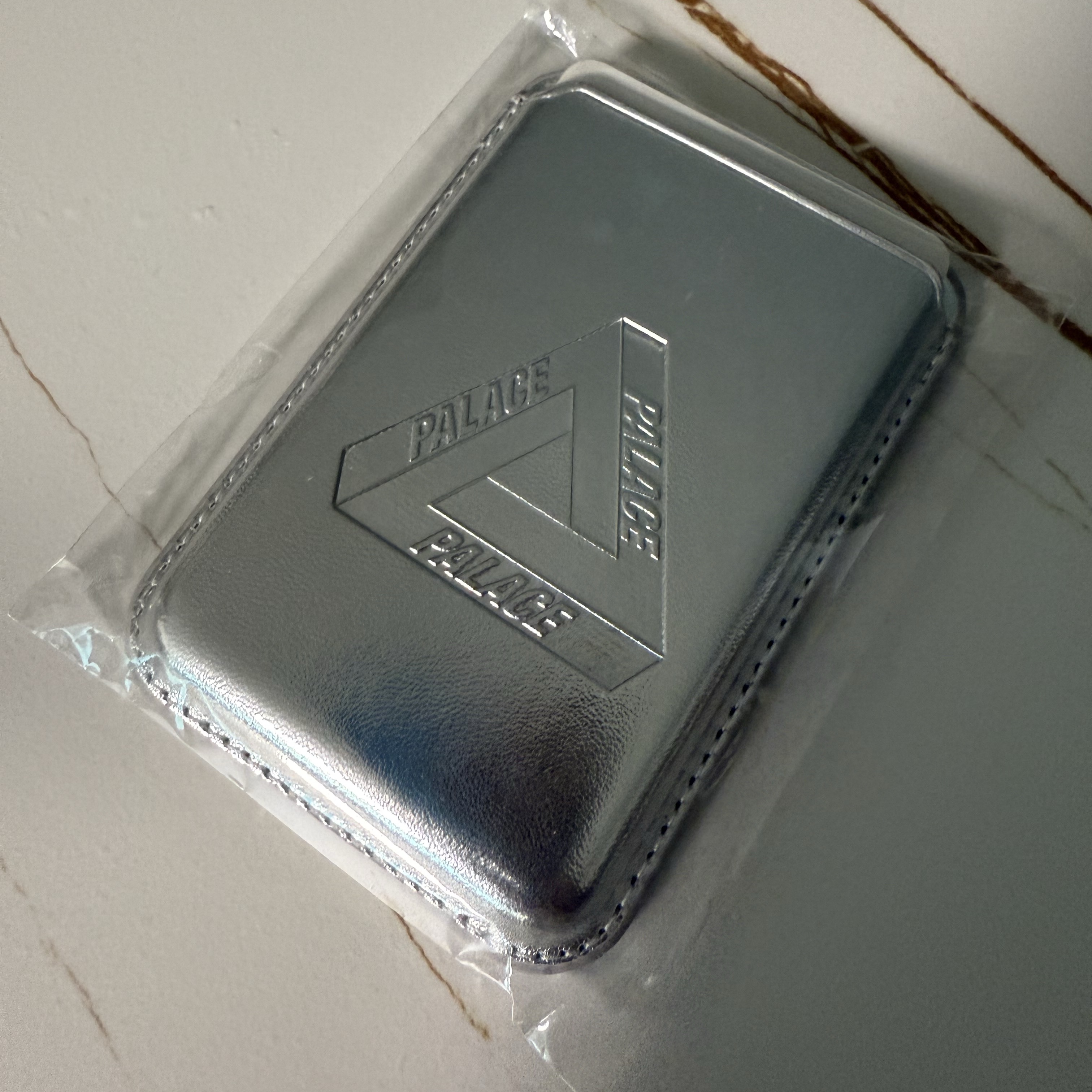 Palace Magsafe Wallet Silver - 25SS 착용 스타일