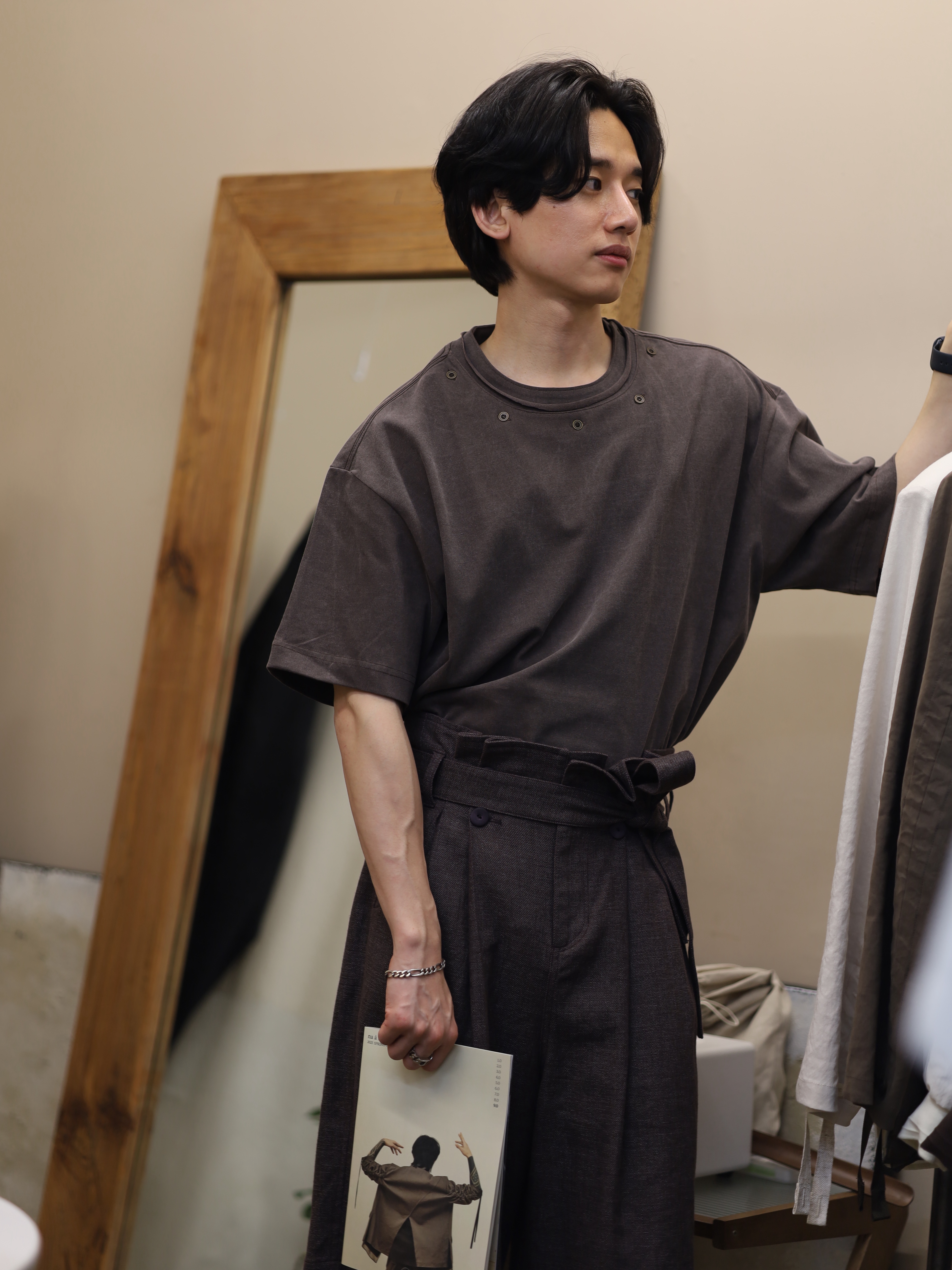 NA A NANA Button Detachable T-Shirt Purpel Brown, NA A NANA Pleats Bermuda Pants Purple Brown 착용 스타일 - 1