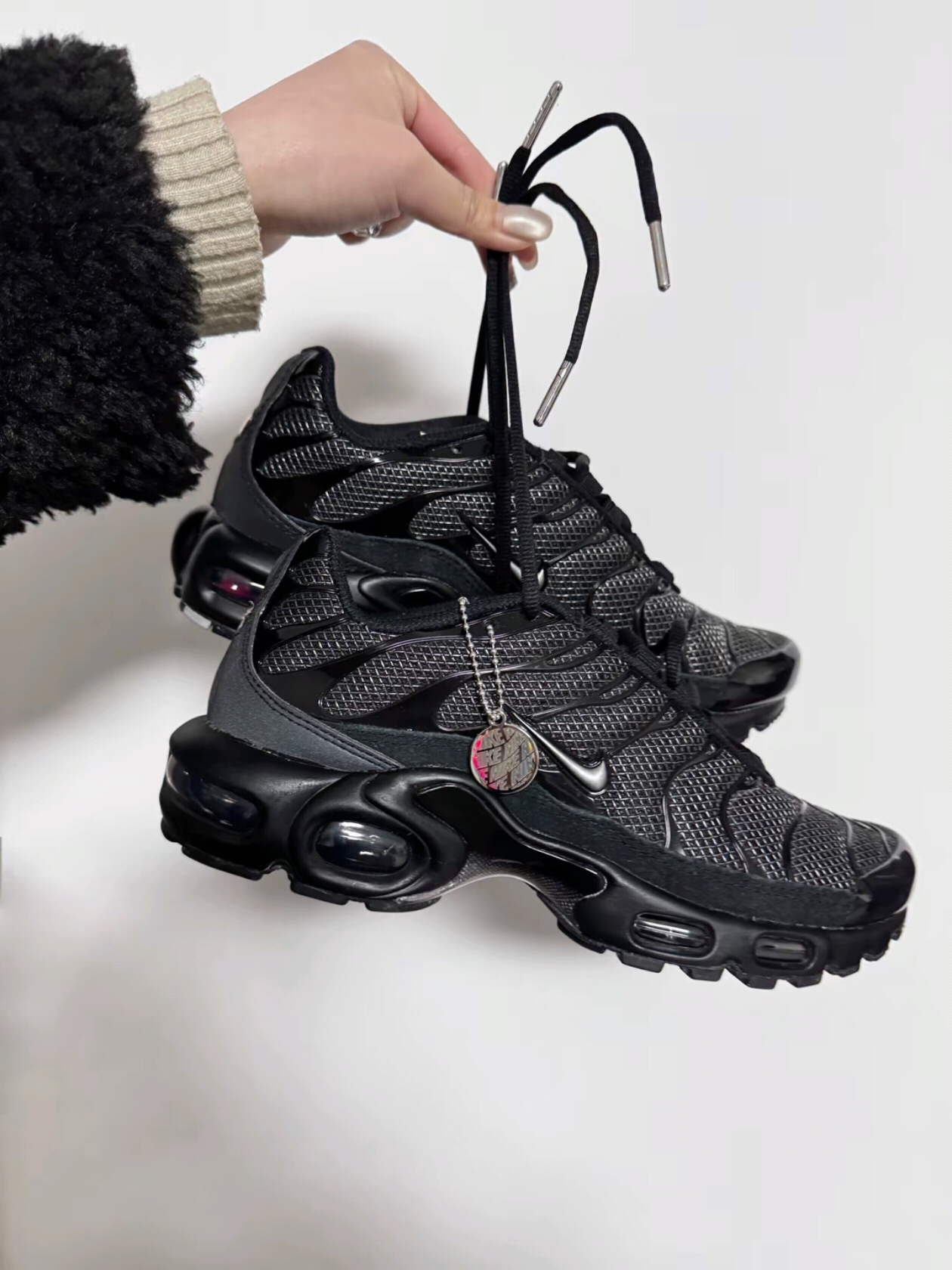 Nike Air Max Plus Triple Black 착용 스타일 - 2