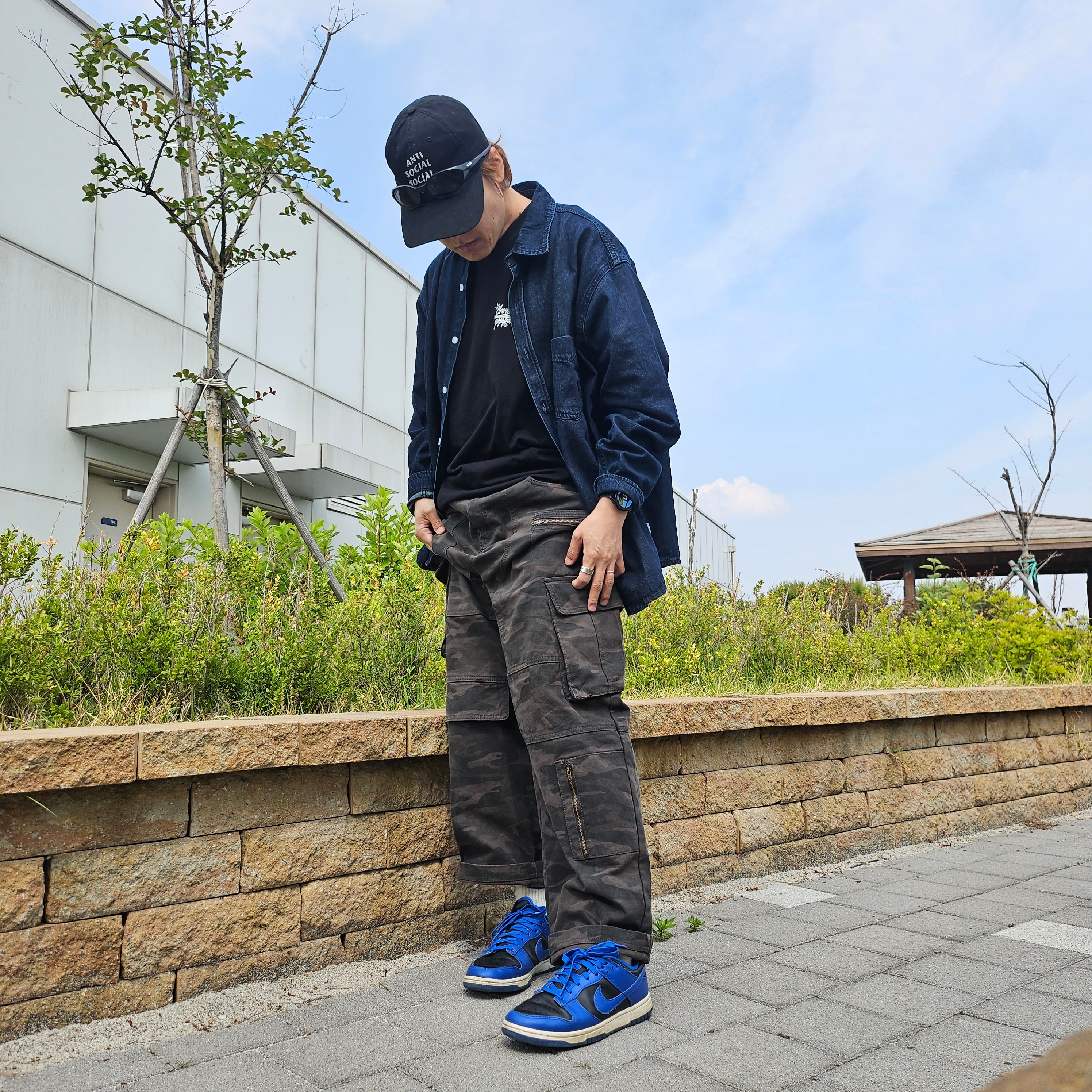 Oakley Eye Jacket Redux Matte Black Frame Prizm Grey Lenses High Bridge Fit, Nike Dunk Low Retro Hyper Cobalt 착용 스타일 - 4