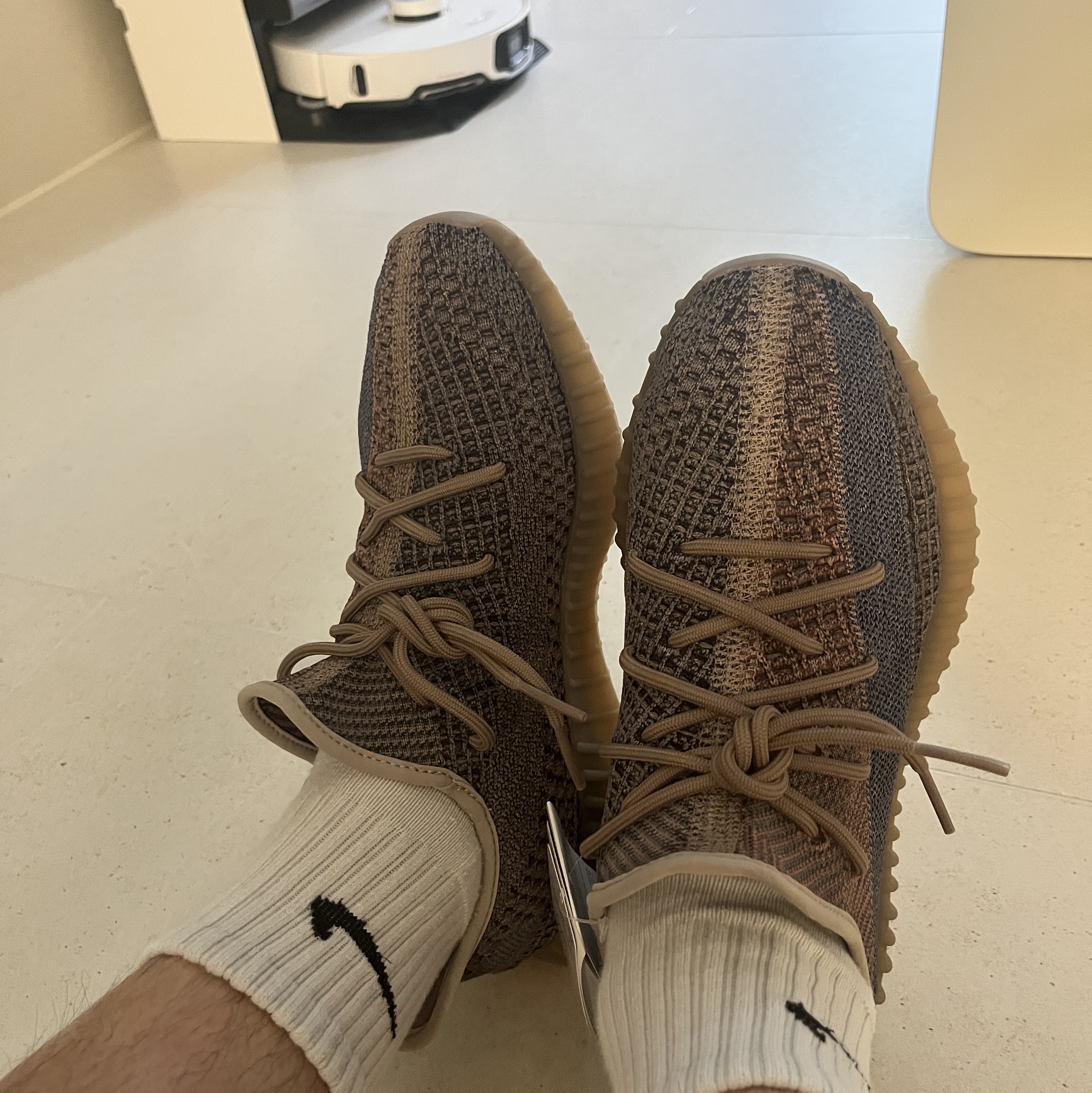 Adidas Yeezy Boost 350 V2 Fade 착용 스타일 - 3