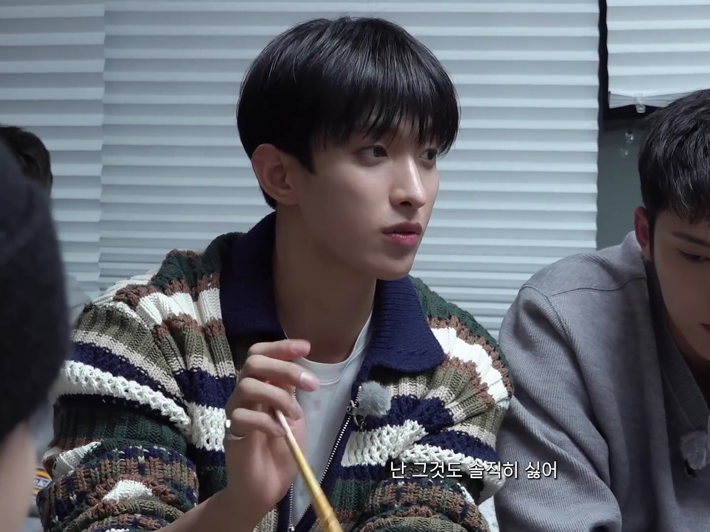 STU Multi Collar Zip UP Sweater 착용 스타일 - 2