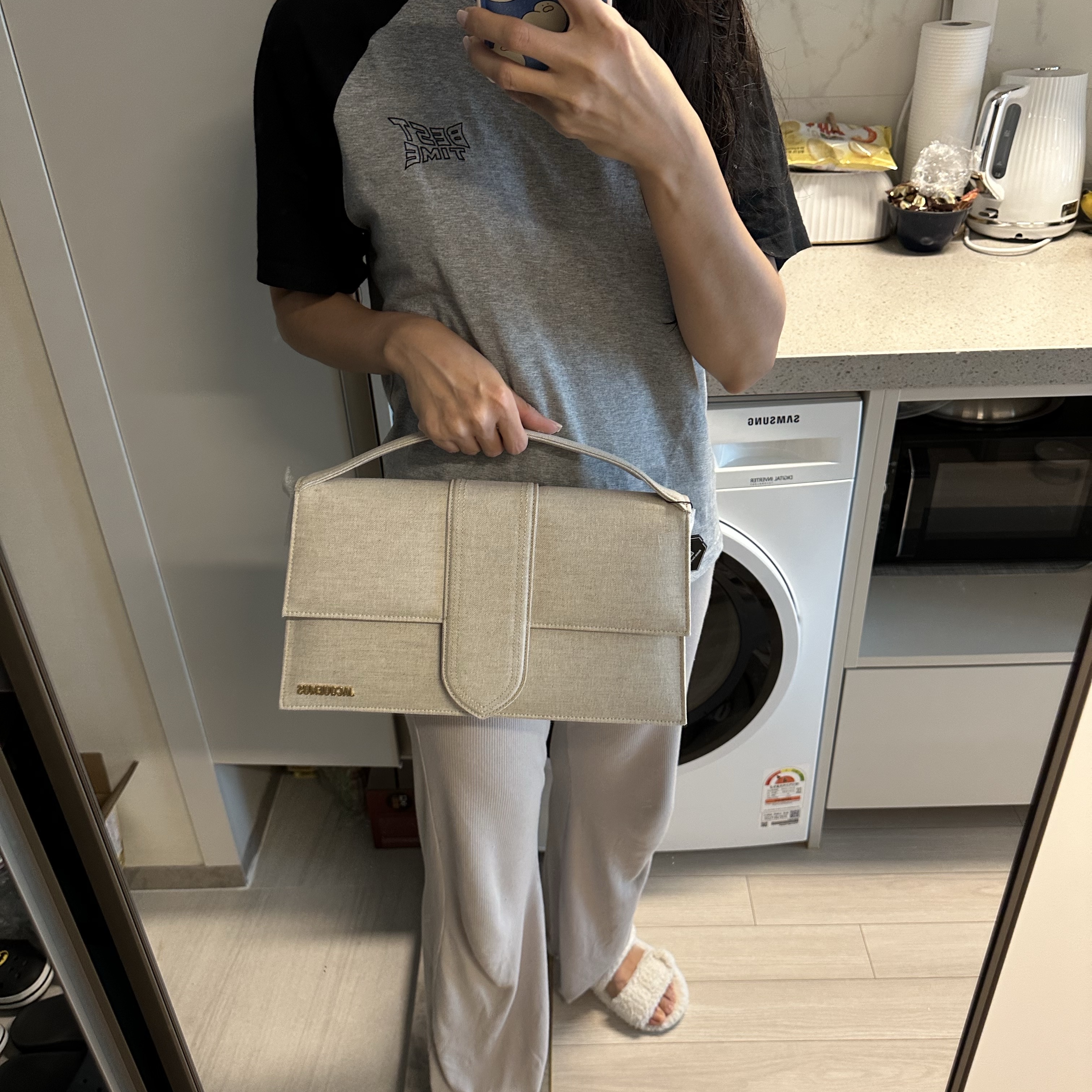 Jacquemus Le Bambinou Flap Bag Light Greige 착용 스타일