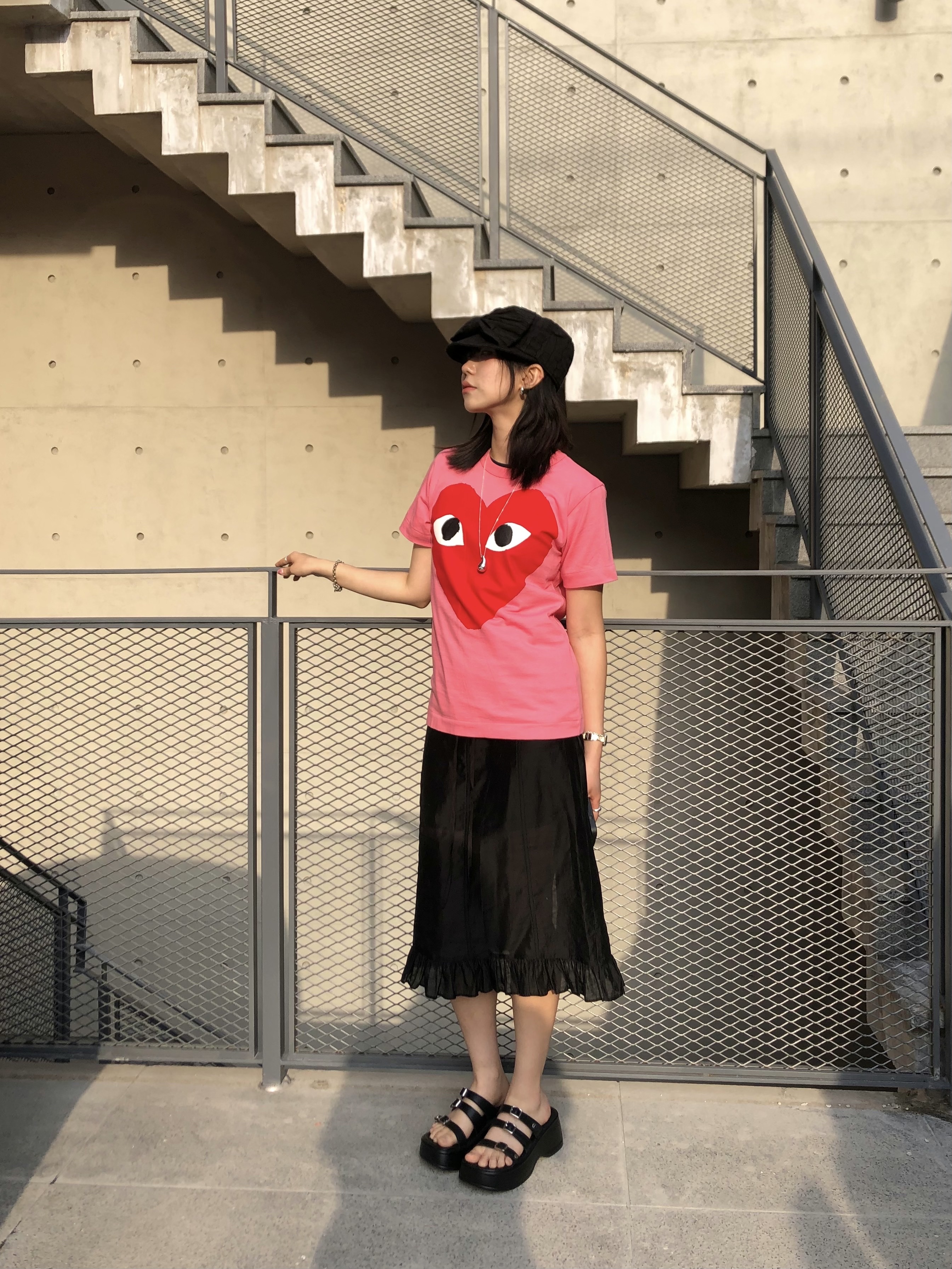 Play Comme des Garcons Big Red Heart T-Shirt Pink 착용 스타일 - 5