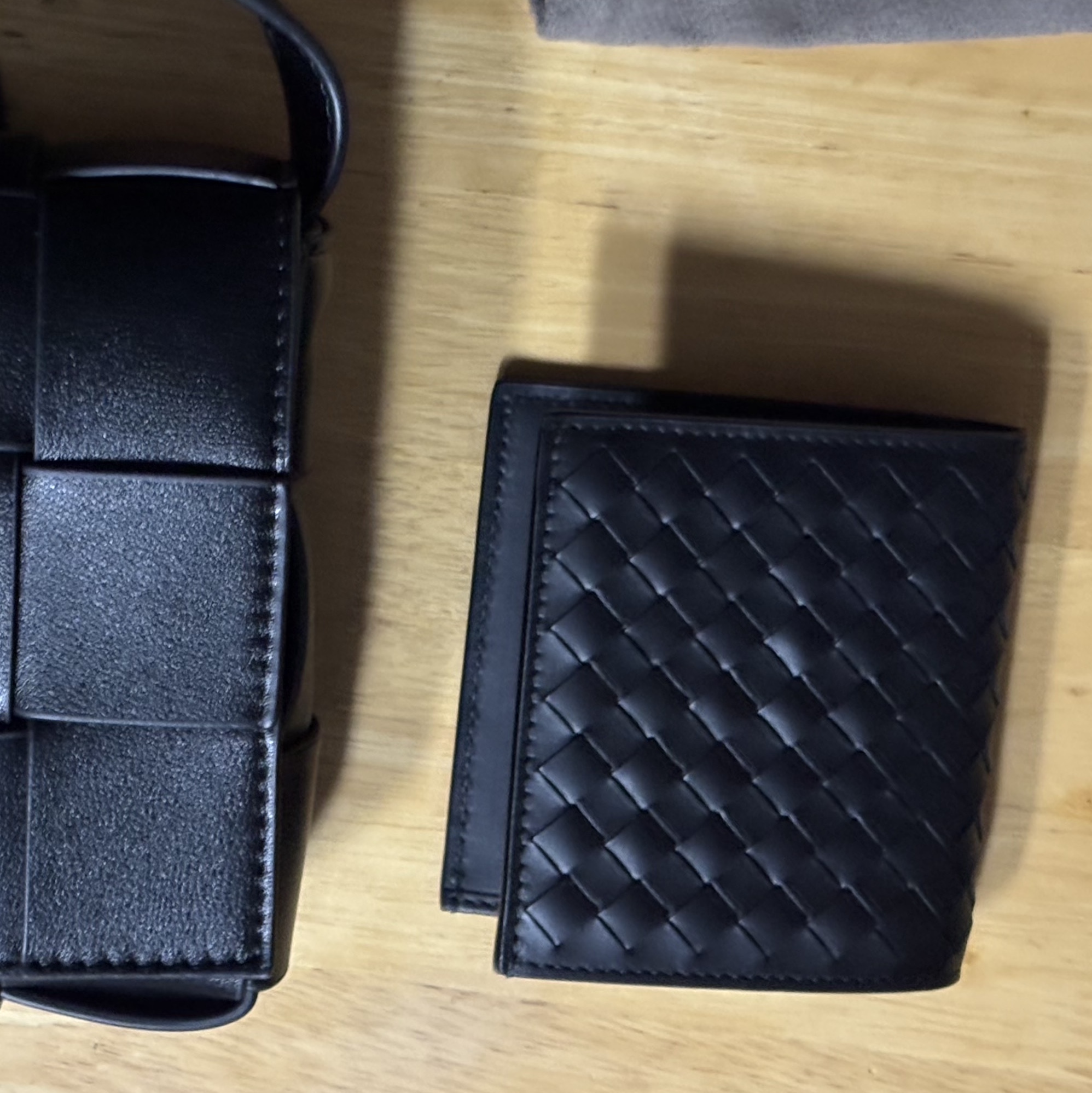 Bottega Veneta Bi-Fold Wallet Black 착용 스타일 - 3