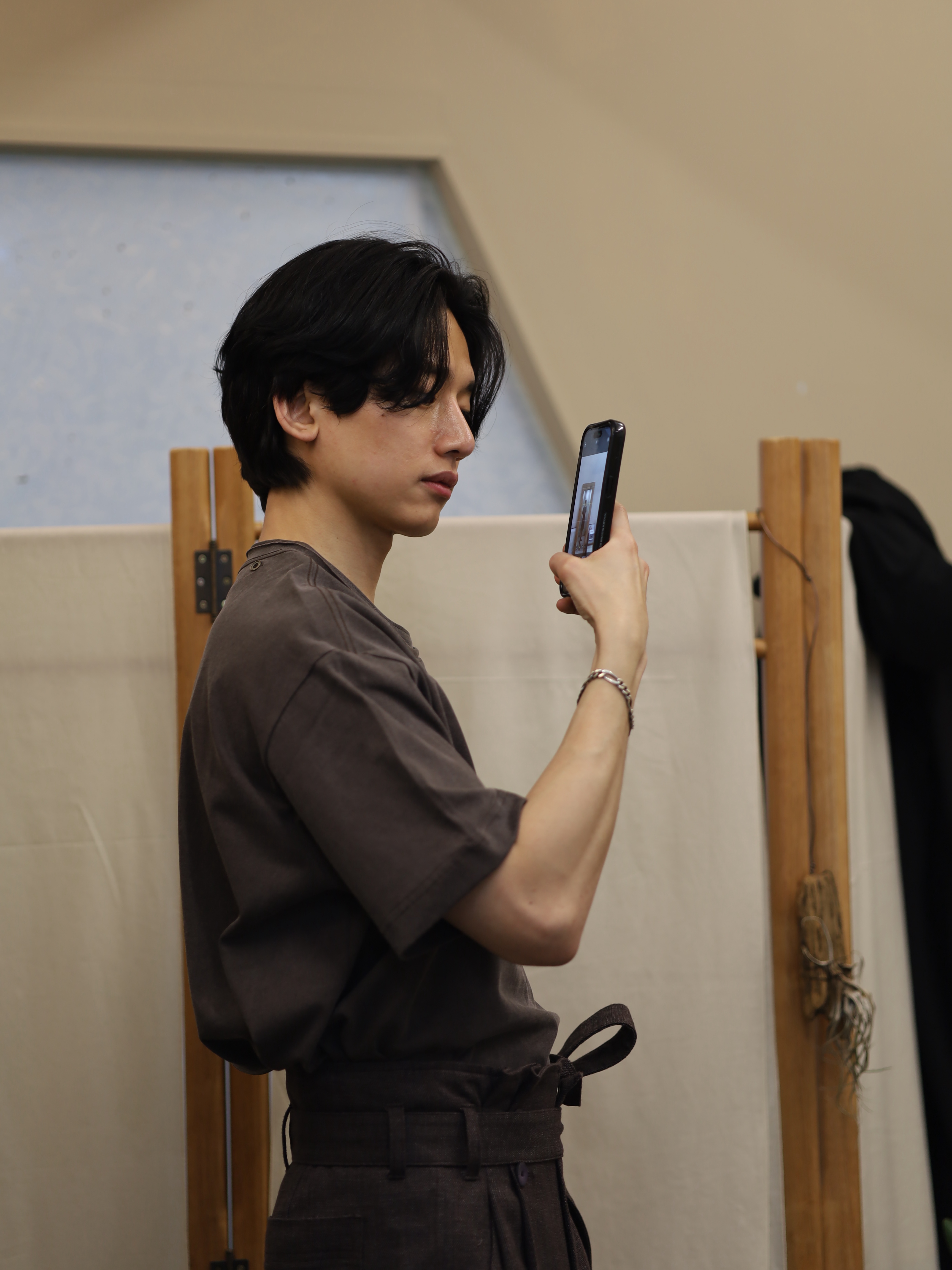 NA A NANA Button Detachable T-Shirt Purpel Brown, NA A NANA Pleats Bermuda Pants Purple Brown 착용 스타일 - 2