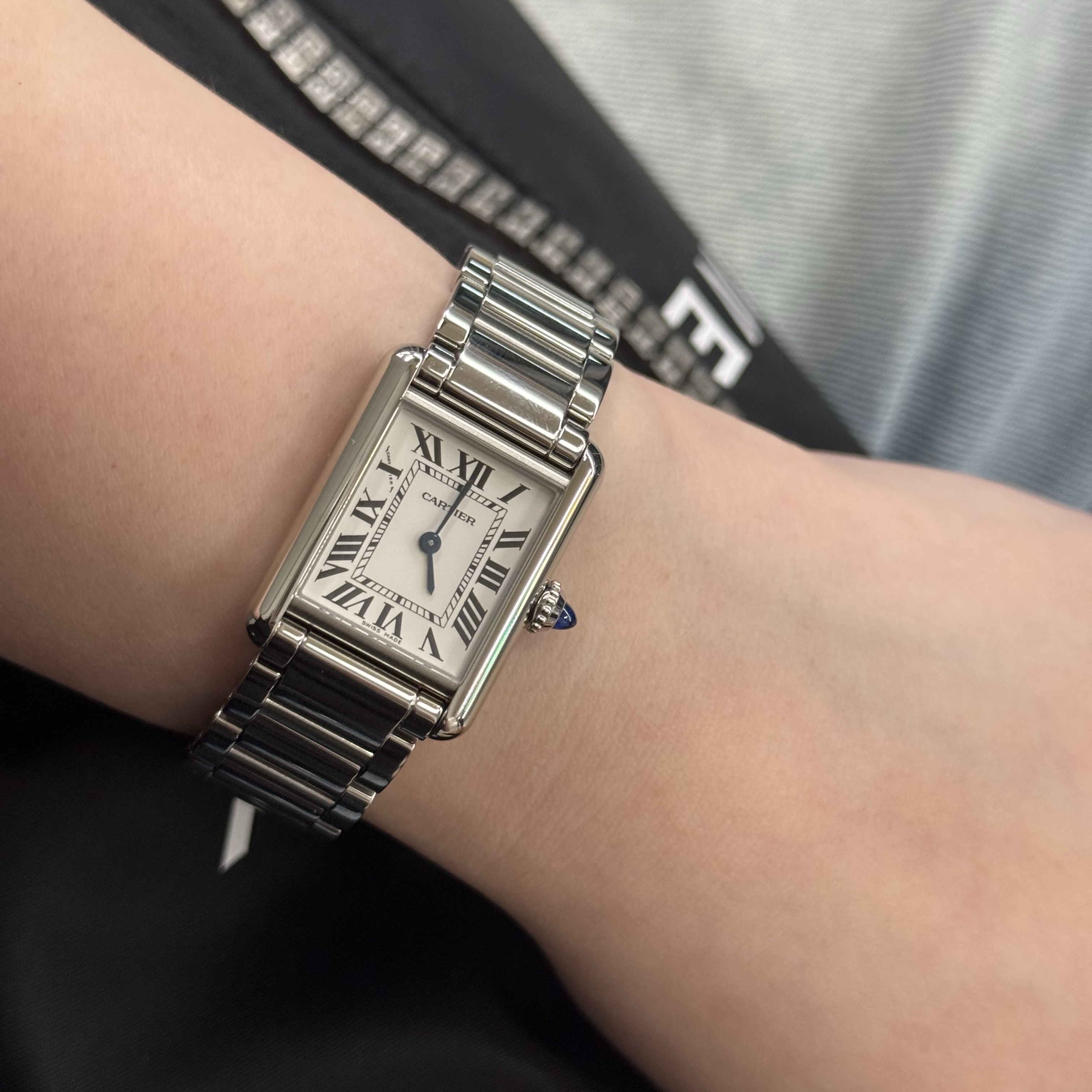 Cartier Tank Must Watch Small Quartz Steel Bracelet Steel 착용 스타일