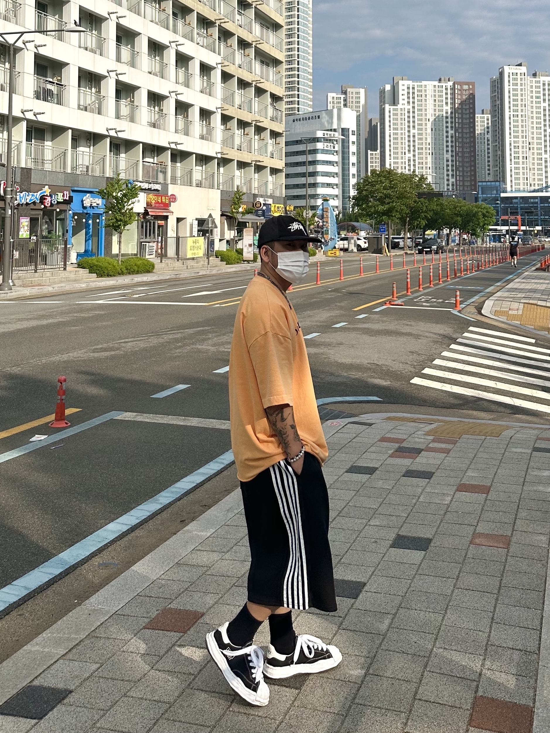 Stussy Corduroy Trucker Cap Black, Maison Mihara Yasuhiro Blakey OG Sole Canvas Low-top Sneakers Black White 착용 스타일 - 5
