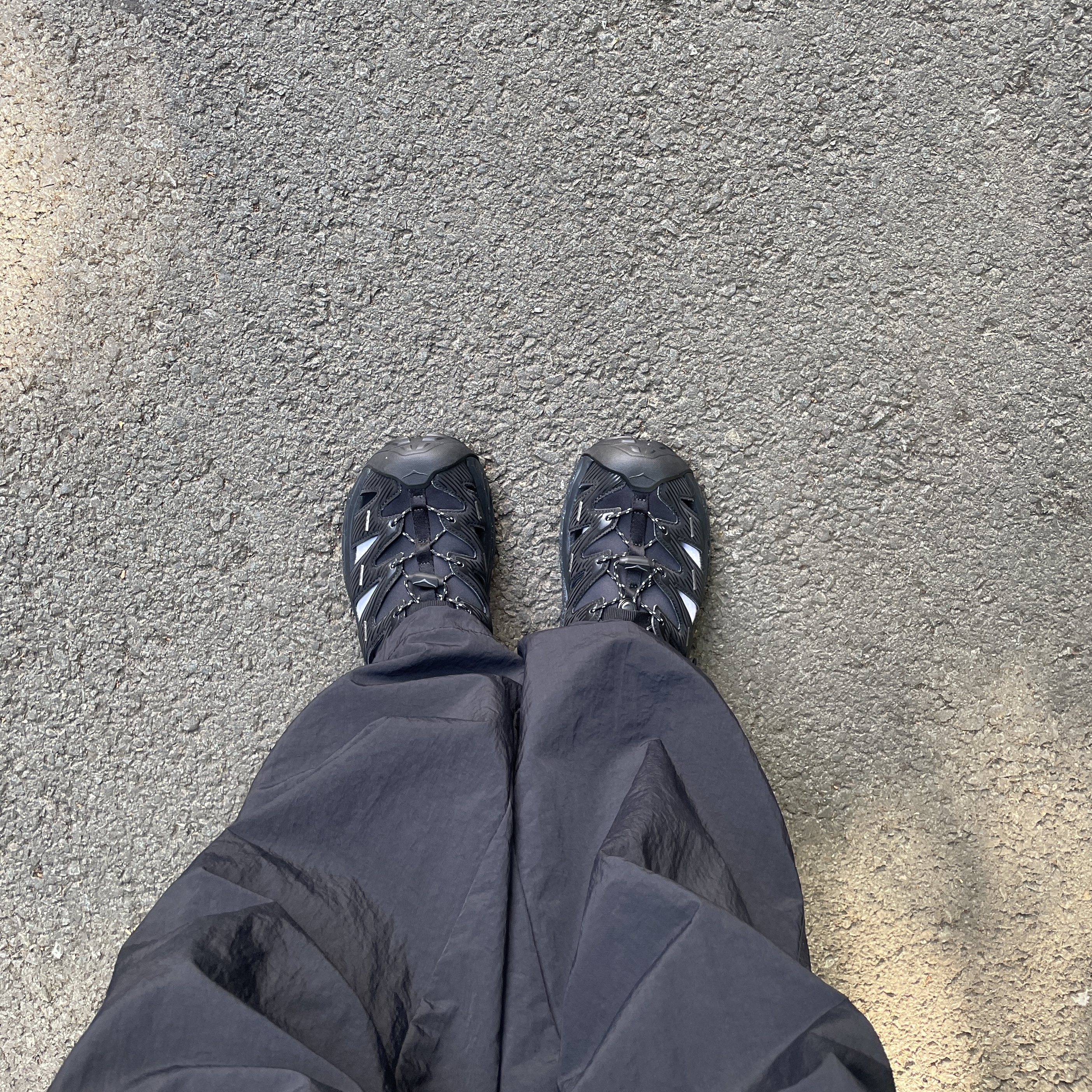 Hoka Hopara Black Castle Rock 착용 스타일