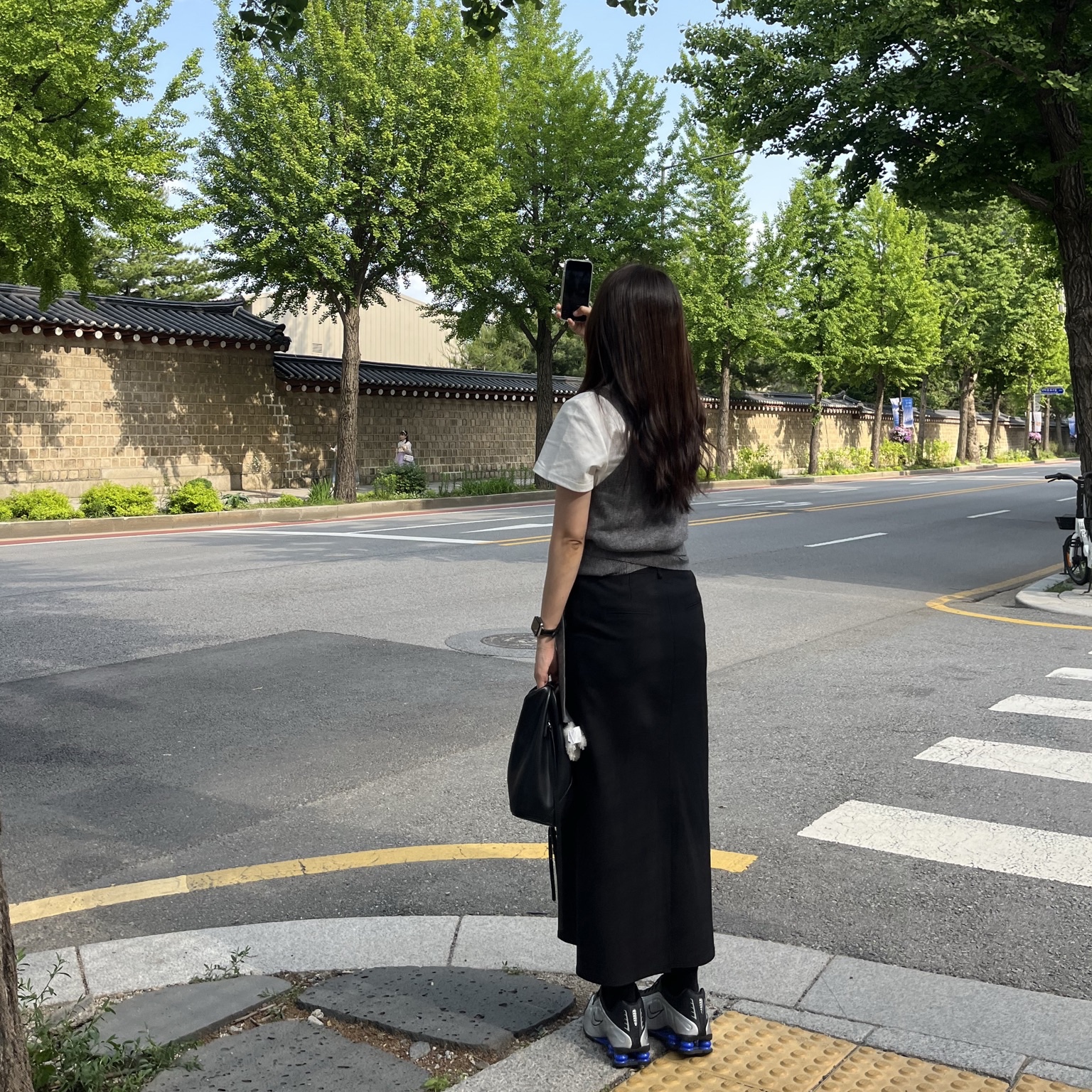 (W) Nike Shox R4 Metallic Silver and Black, MM6 Maison Margiela Japanese Classic Crossbody Bag Black 착용 스타일 - 1