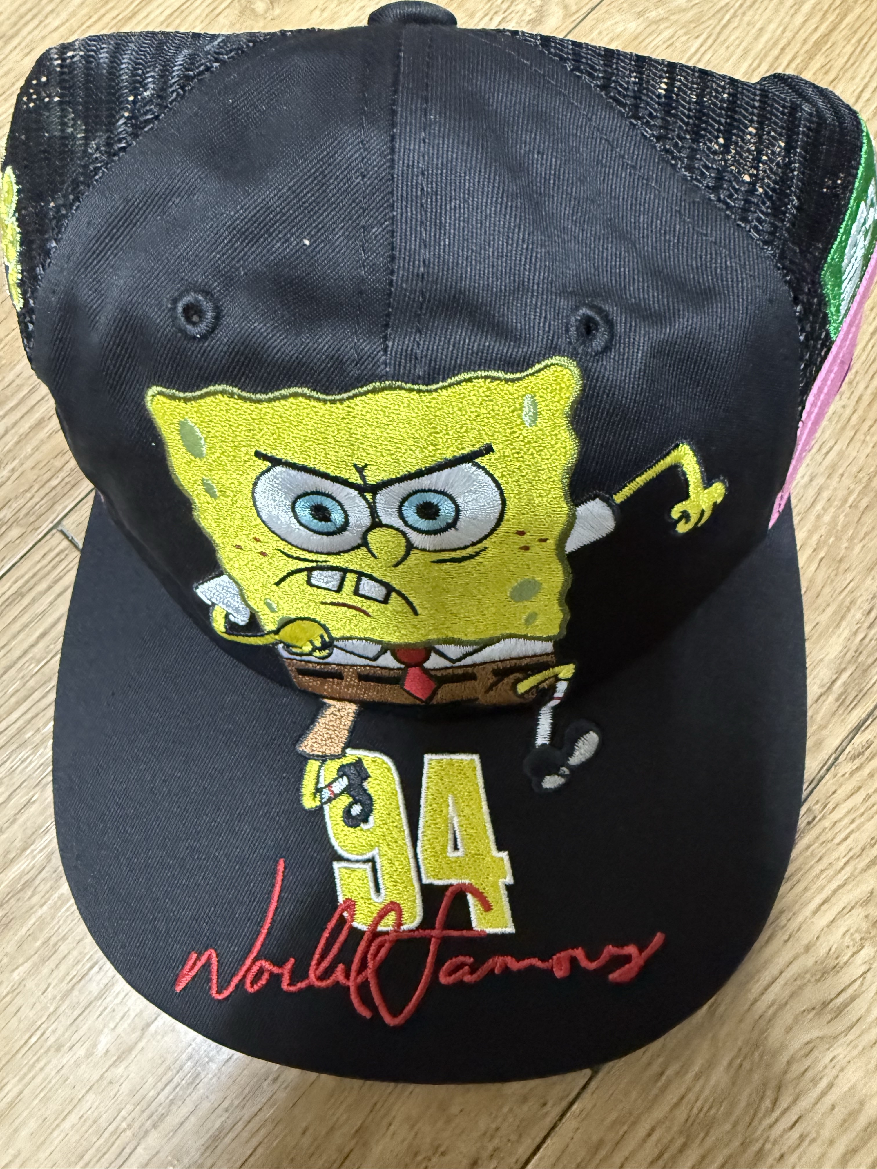 Supreme x SpongeBob Jeff Hamilton Mesh Back 6-Panel Black - 25SS 착용 스타일 - 1