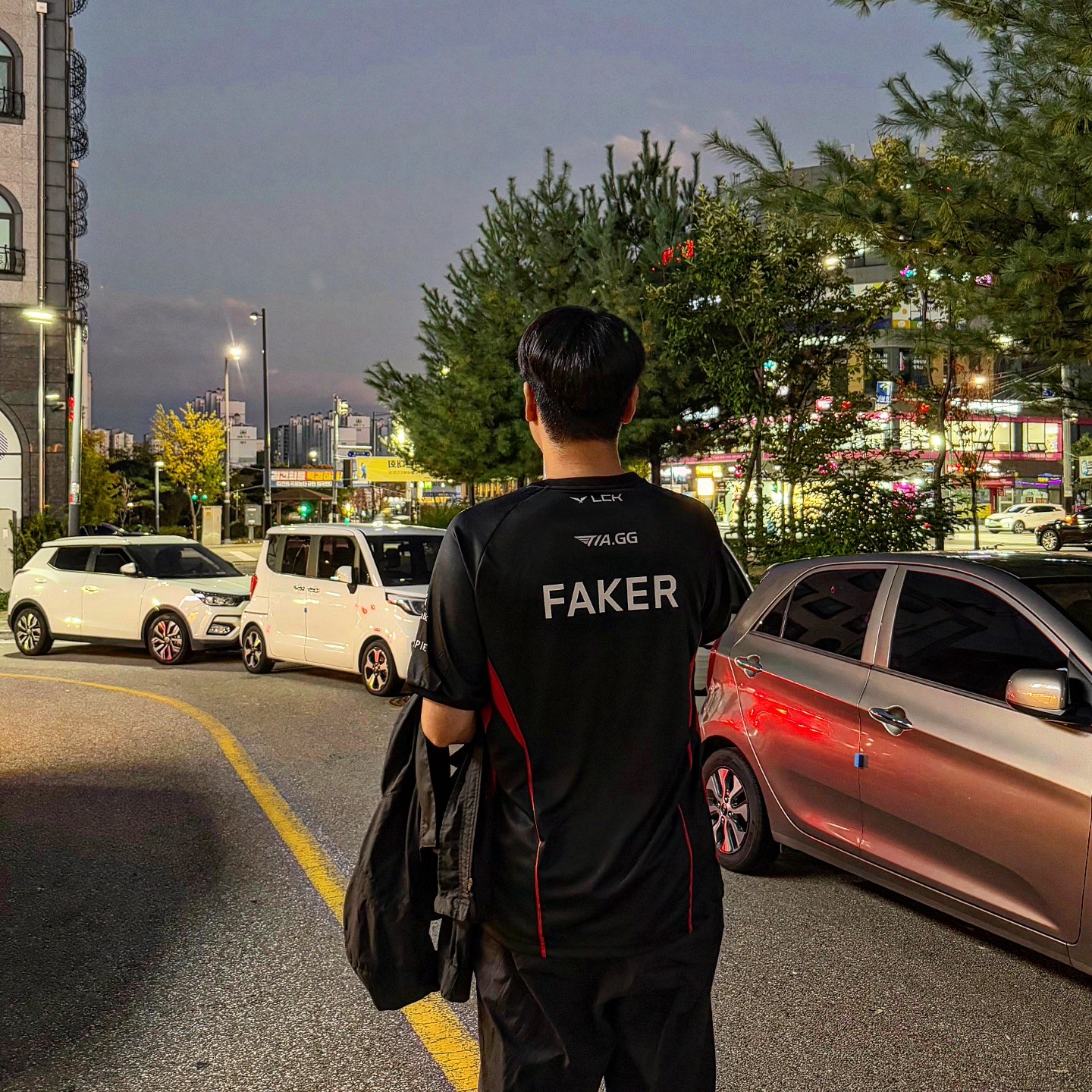 T1 2024 Summer Uniform Jersey Faker Black 착용 스타일