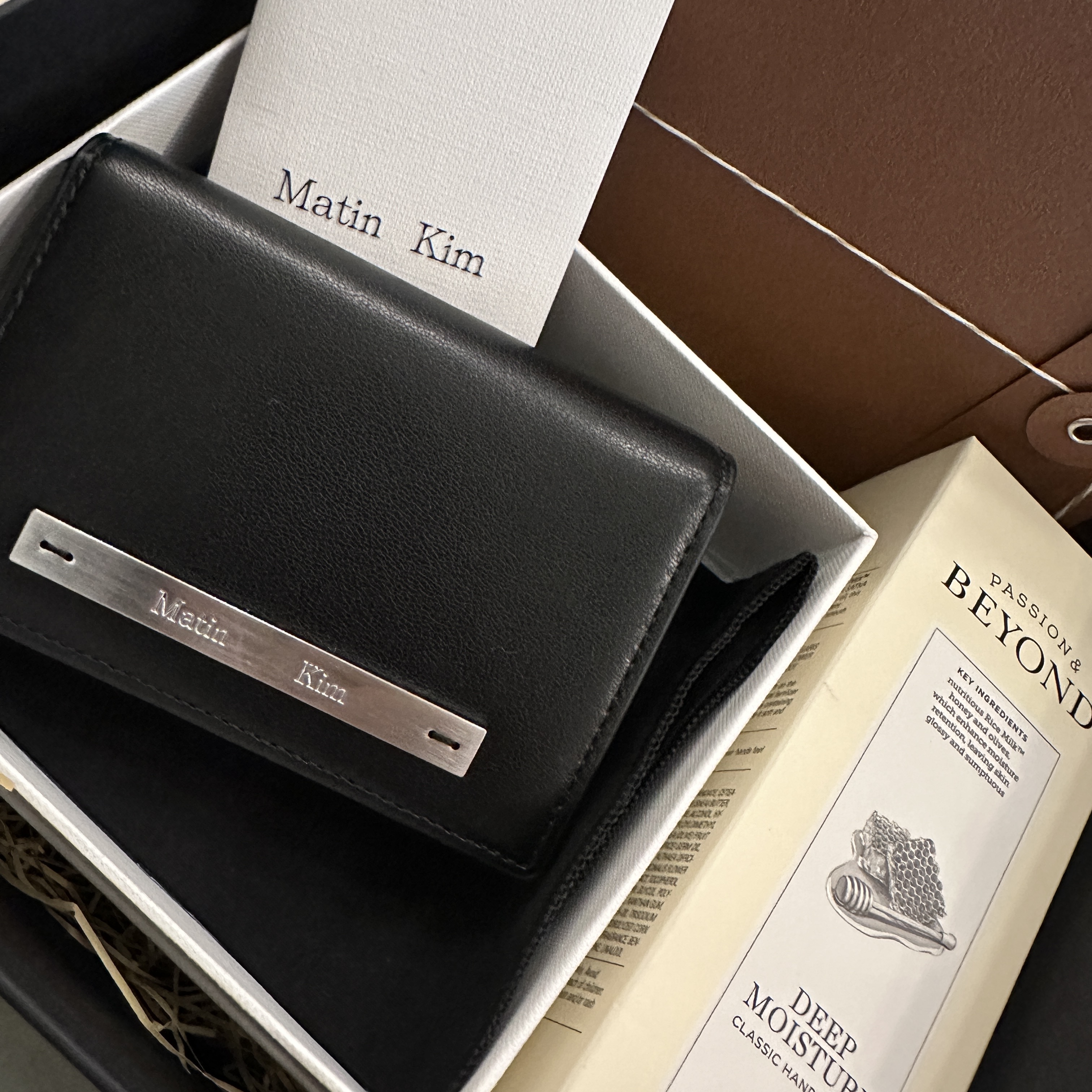 Matin Kim Slim Metal Business Wallet Black 착용 스타일