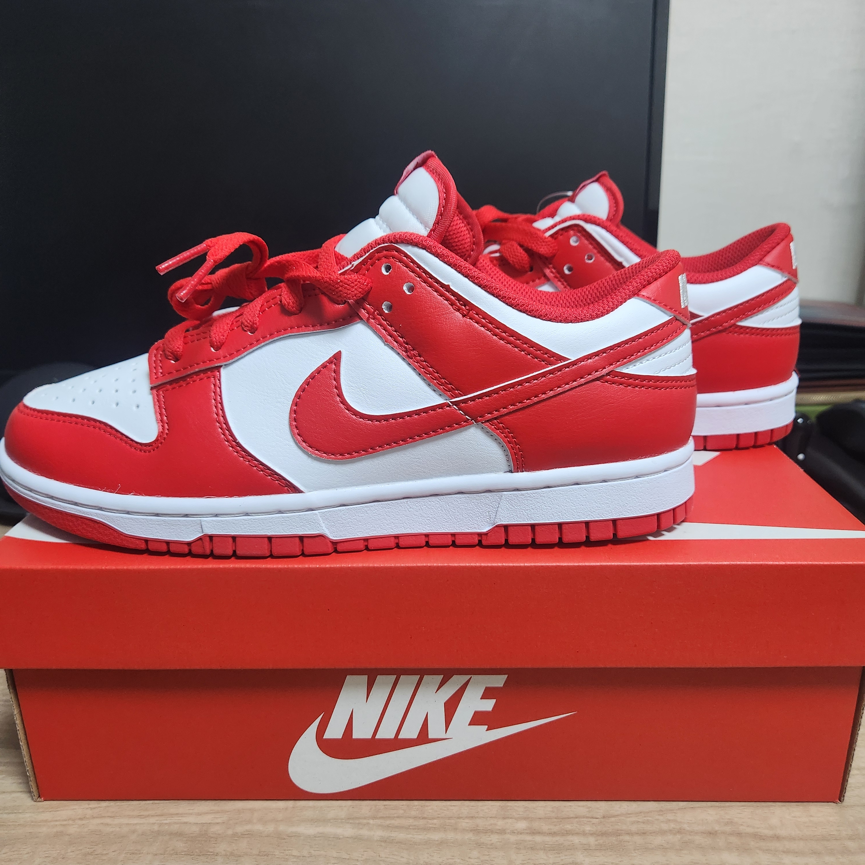 Nike Dunk Low Retro White University Red 2025 착용 스타일